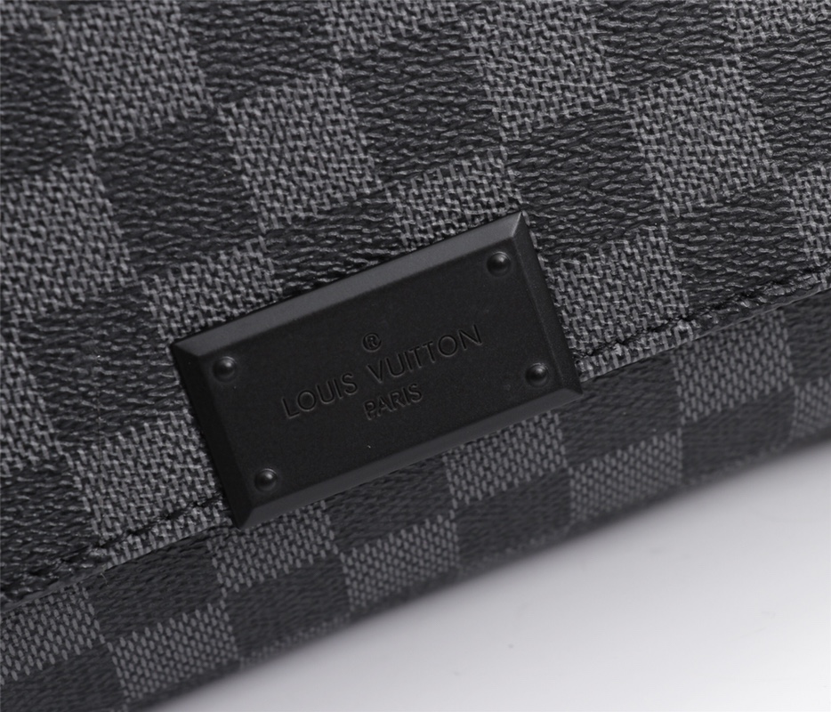 Louis Vuitton District PM N41213