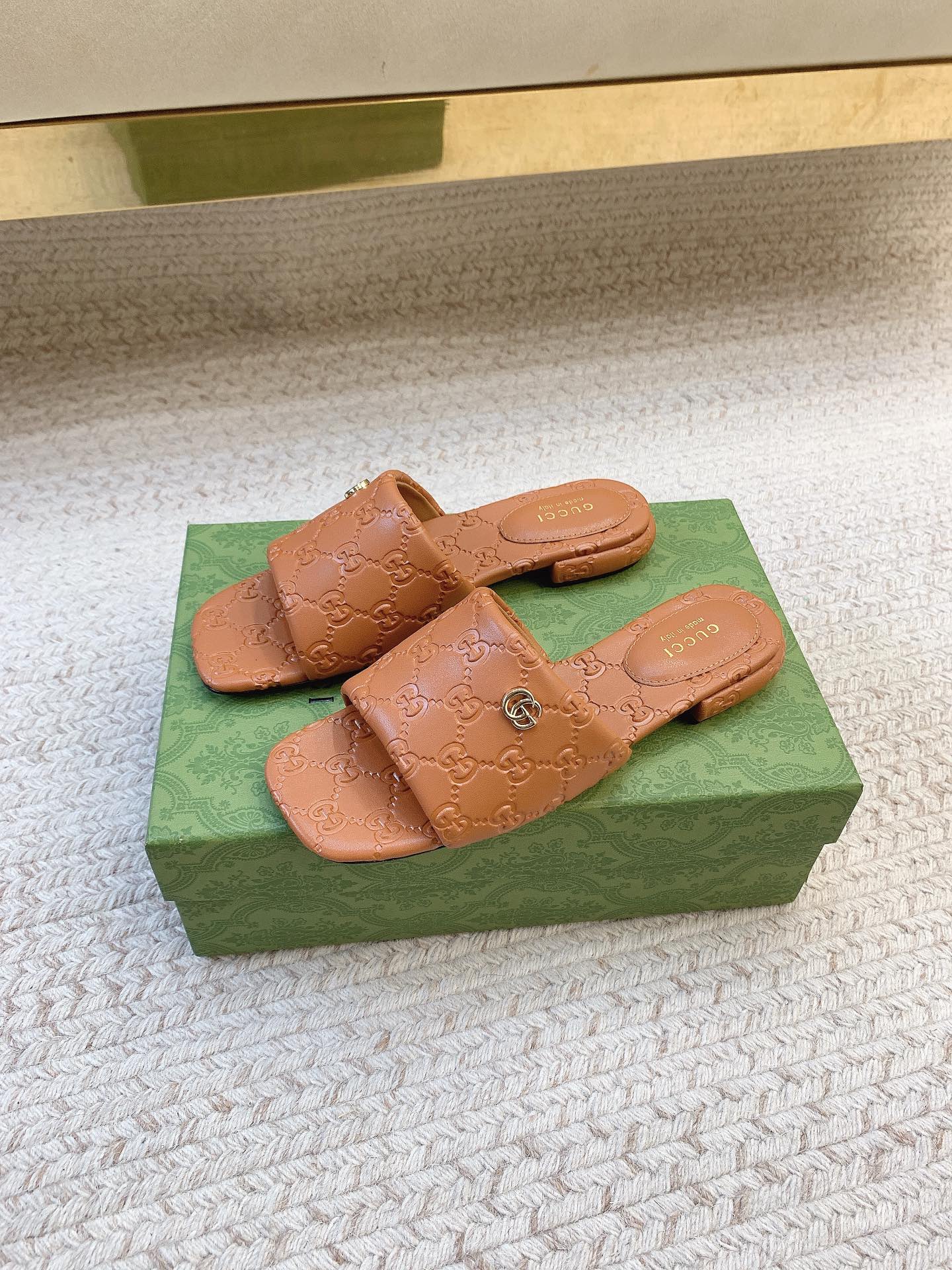 GUCCI Matte-Textured GG Slide Sandals
