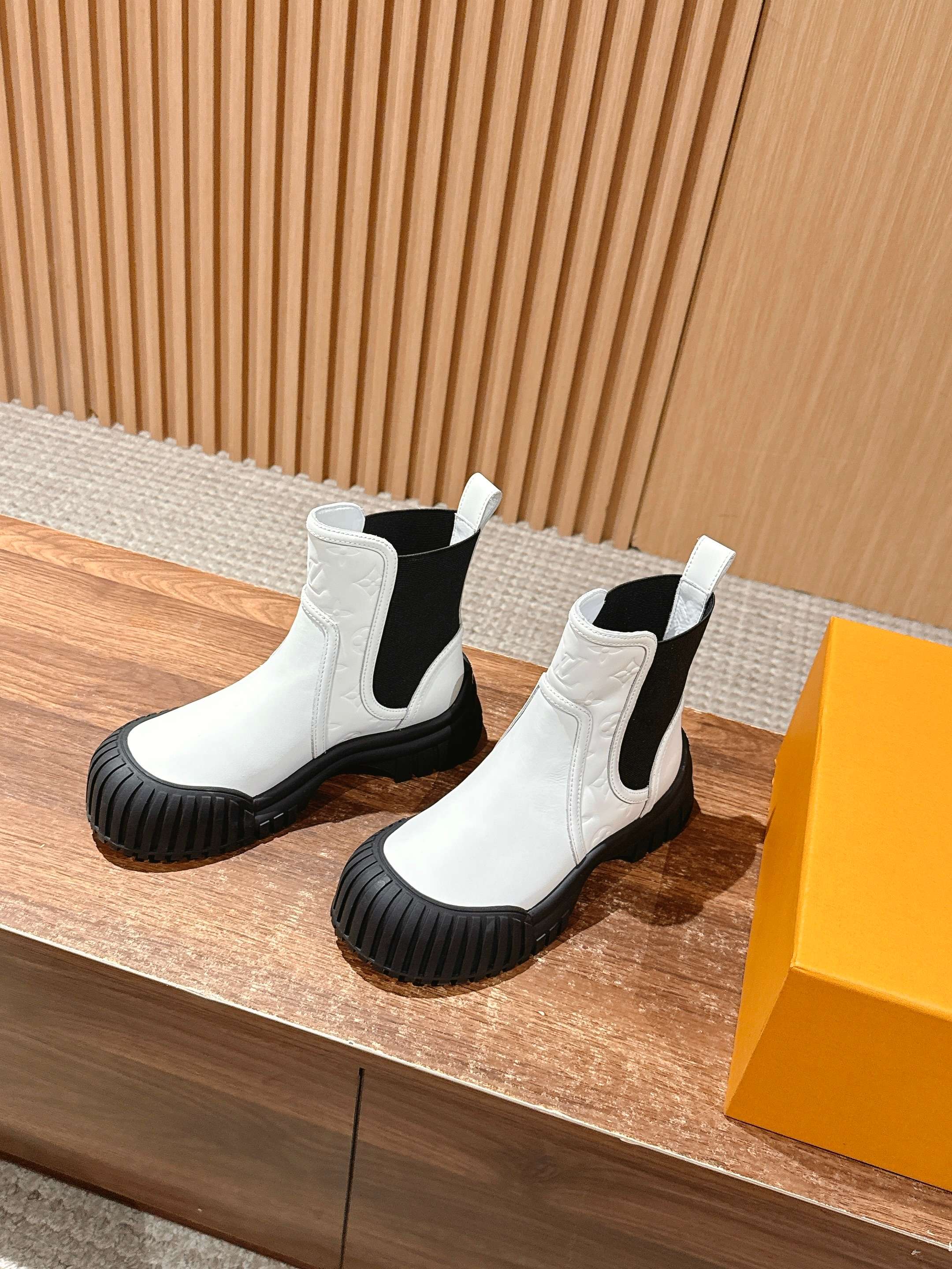 LV 1AB0G2 Ruby Flat Ankle Boots