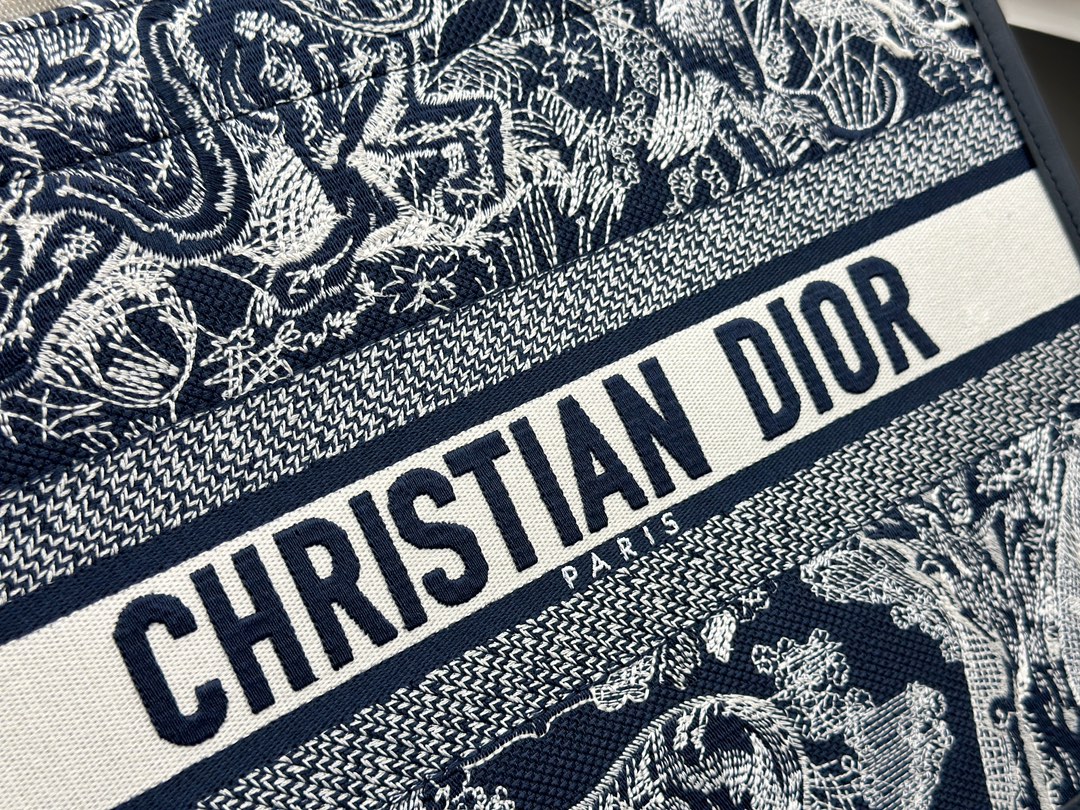 𝗗𝗶𝗼𝗿 𝗕𝗼𝗼𝗸 𝗧𝗼𝘁𝗲 New leather tote bag