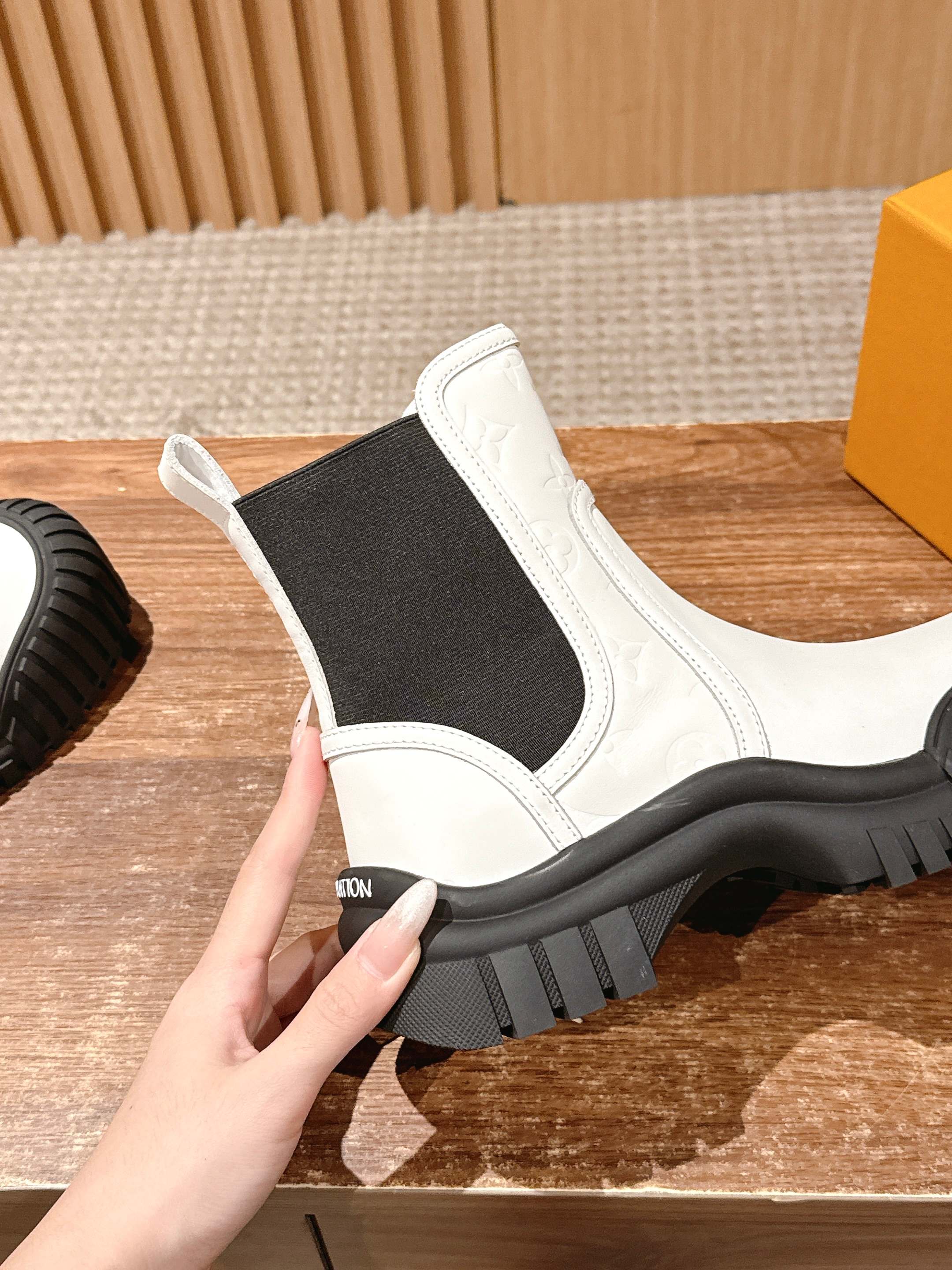 LV 1AB0G2 Ruby Flat Ankle Boots