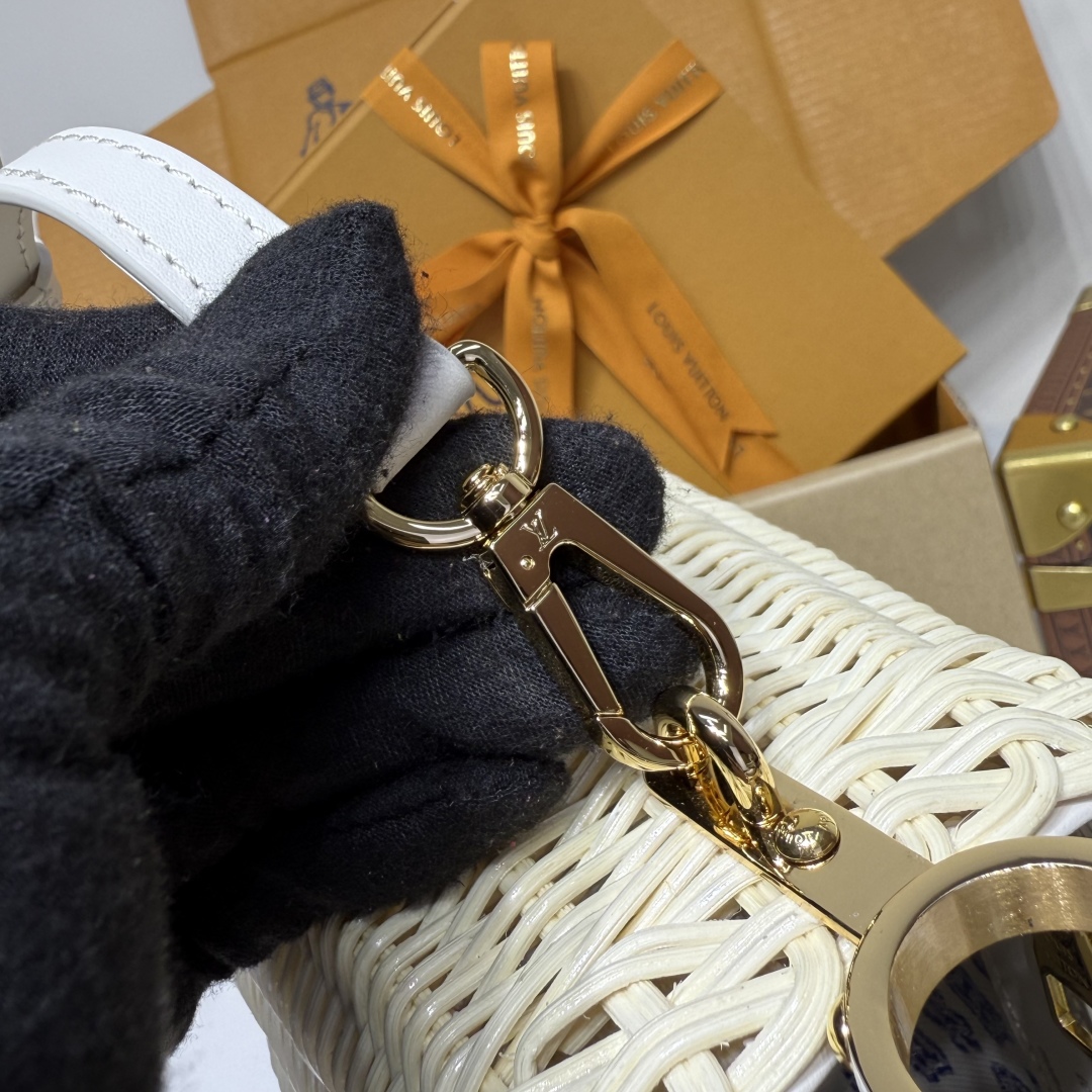 LV M26004 Capucines Mini