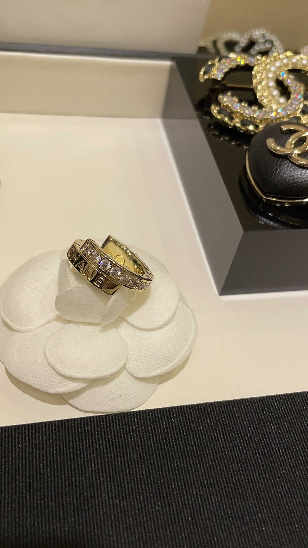 𝑪𝒉𝒂𝒏𝒆𝒍New double-stitched gold double C ring