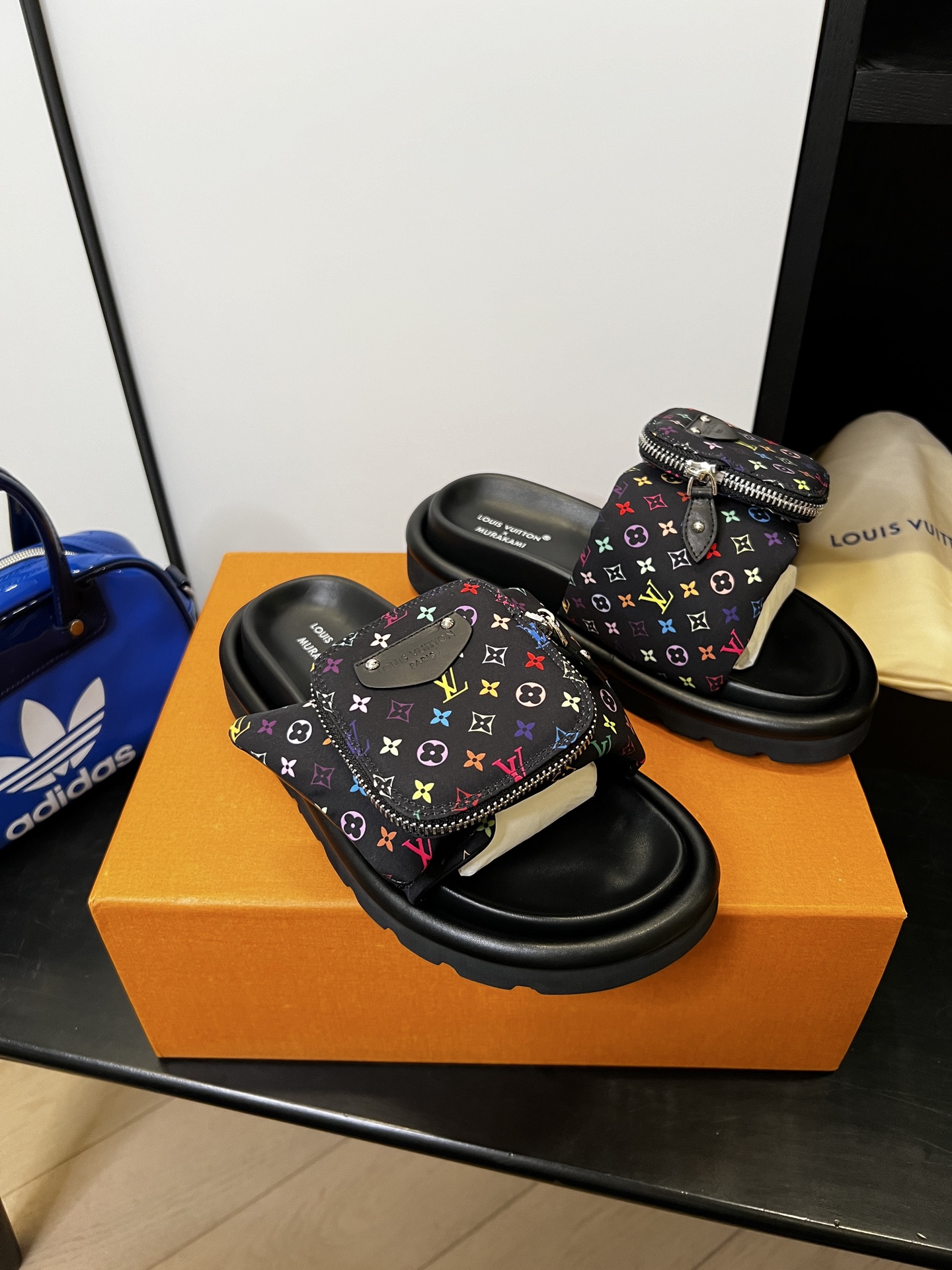 Three-color pocket slippers