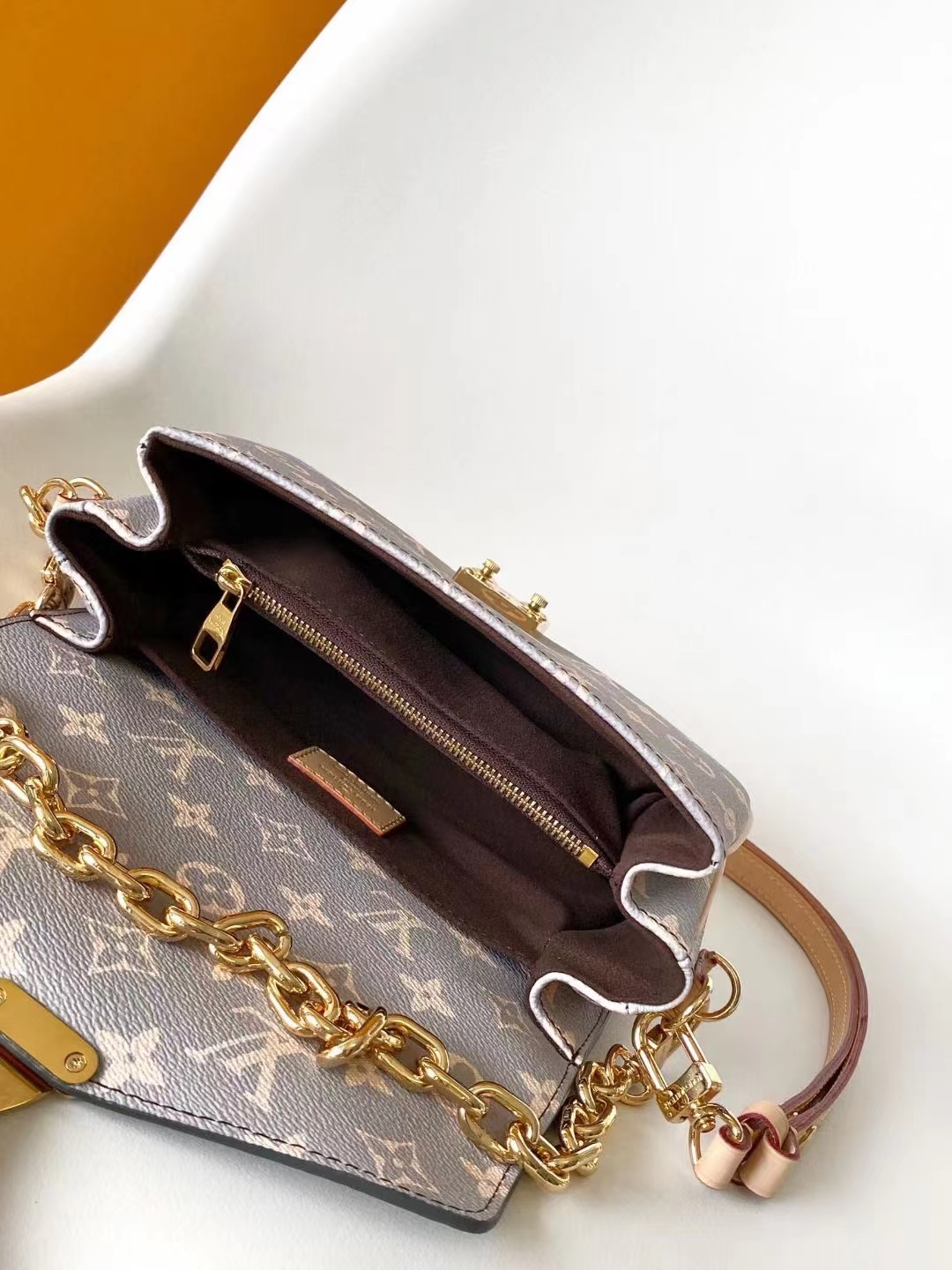 Louis Vuitton Pochette Métis East West M12429