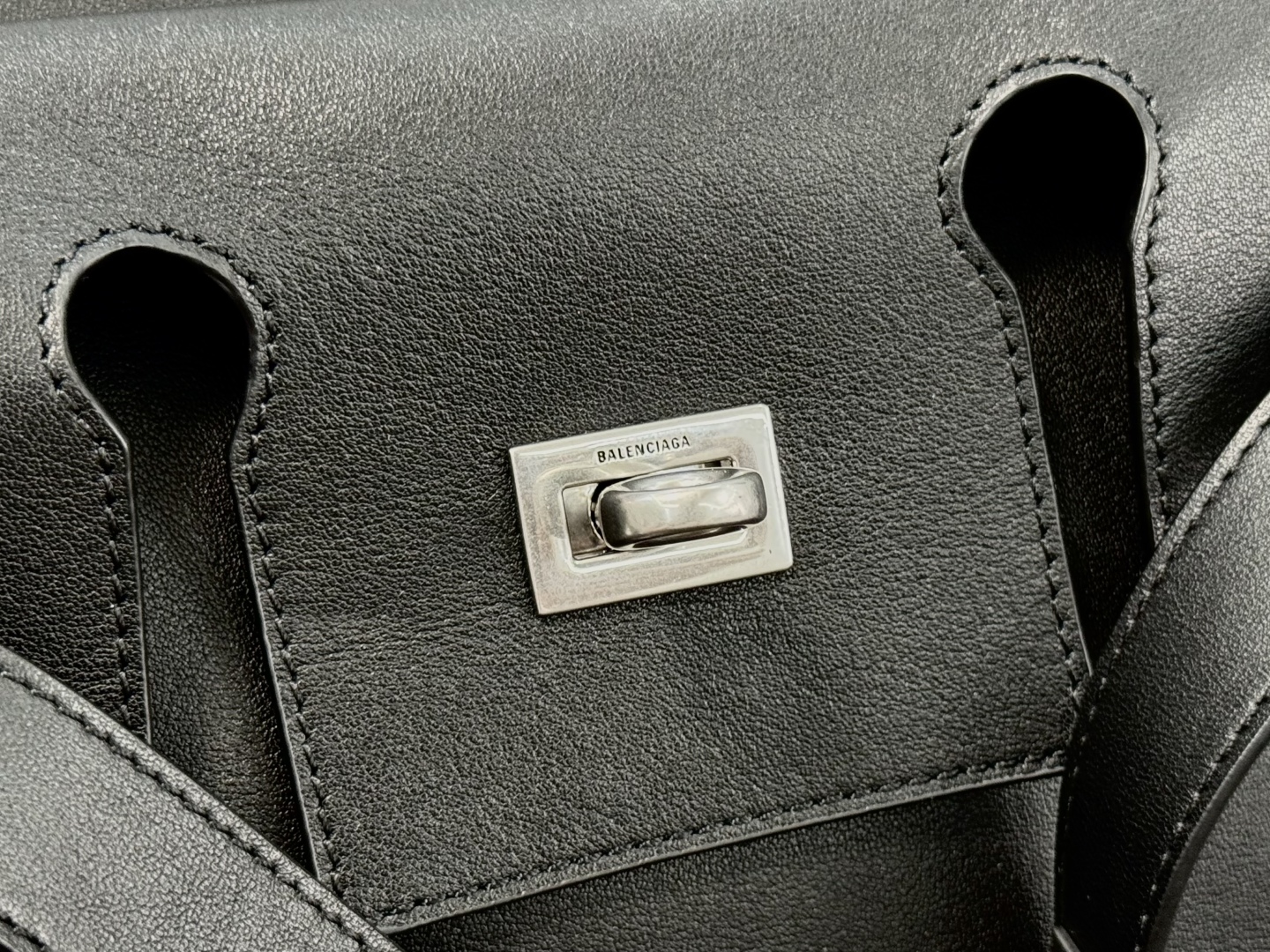 BALENCIAGA Men's Bel Air Zipped Messenger Bag Small in Black