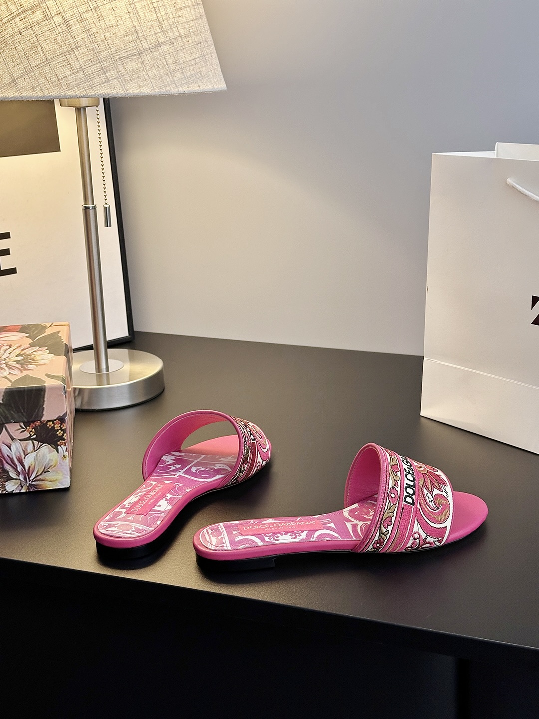 𝐃𝐎𝐋𝐂𝐄 & 𝐆𝐀𝐁𝐁𝐀𝐍𝐀 Summer Fashion Slides – LGOG Celebrity Style