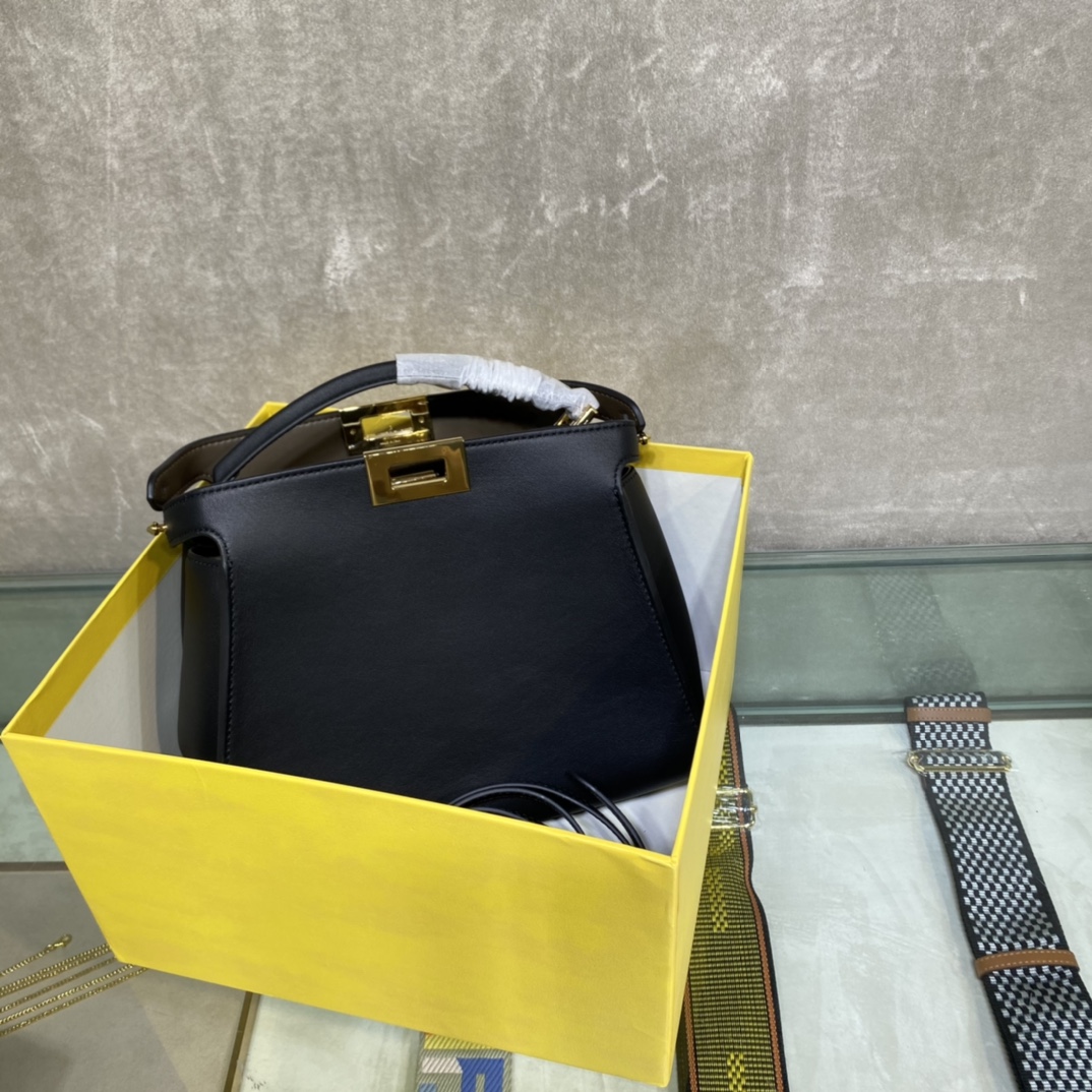 FENDI-Peekaboo Essentially-Black