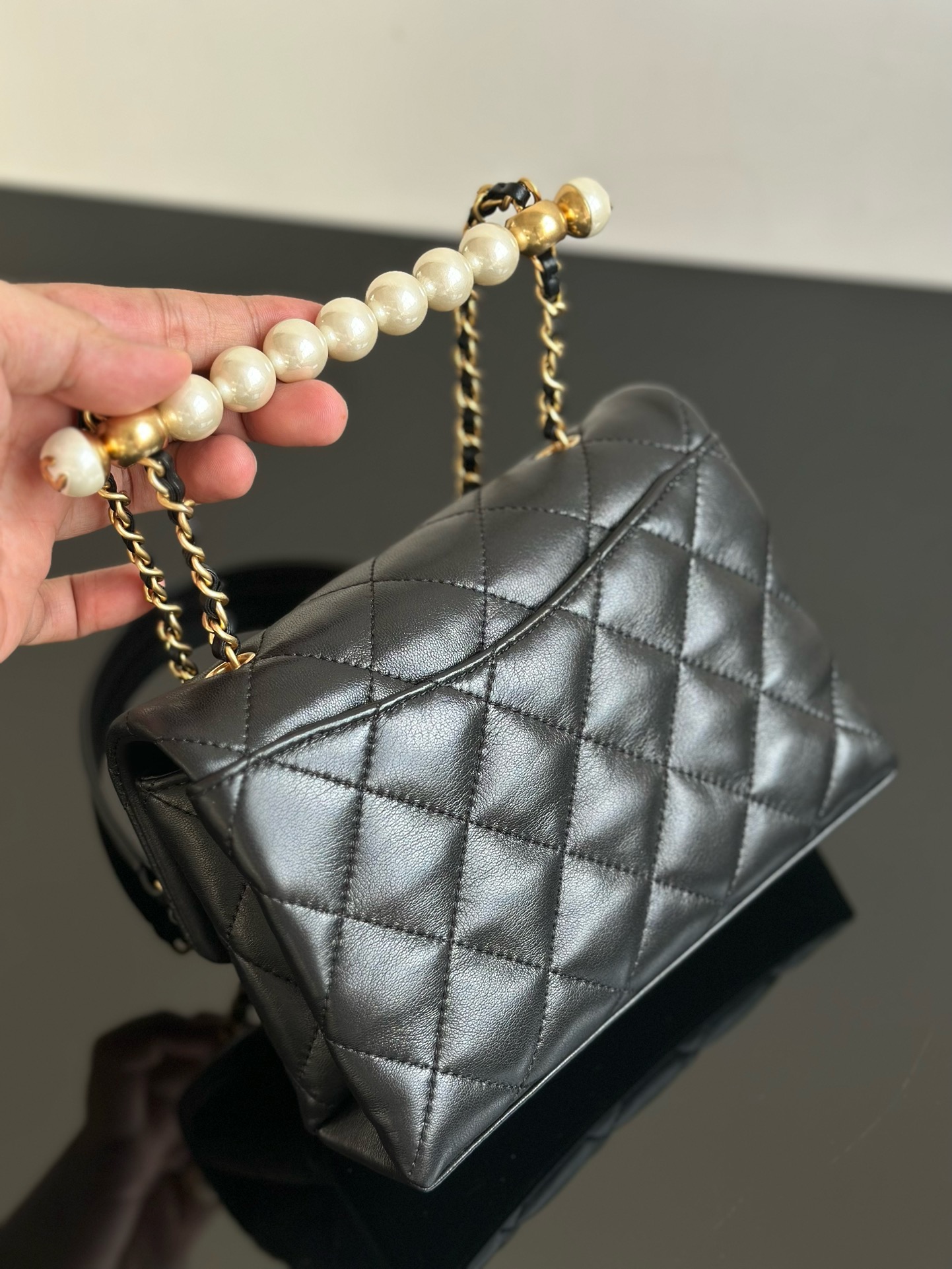 Chanel24a pearl handle flap bag