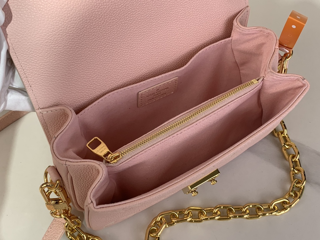 LV-M14208 Pochette Métis East West