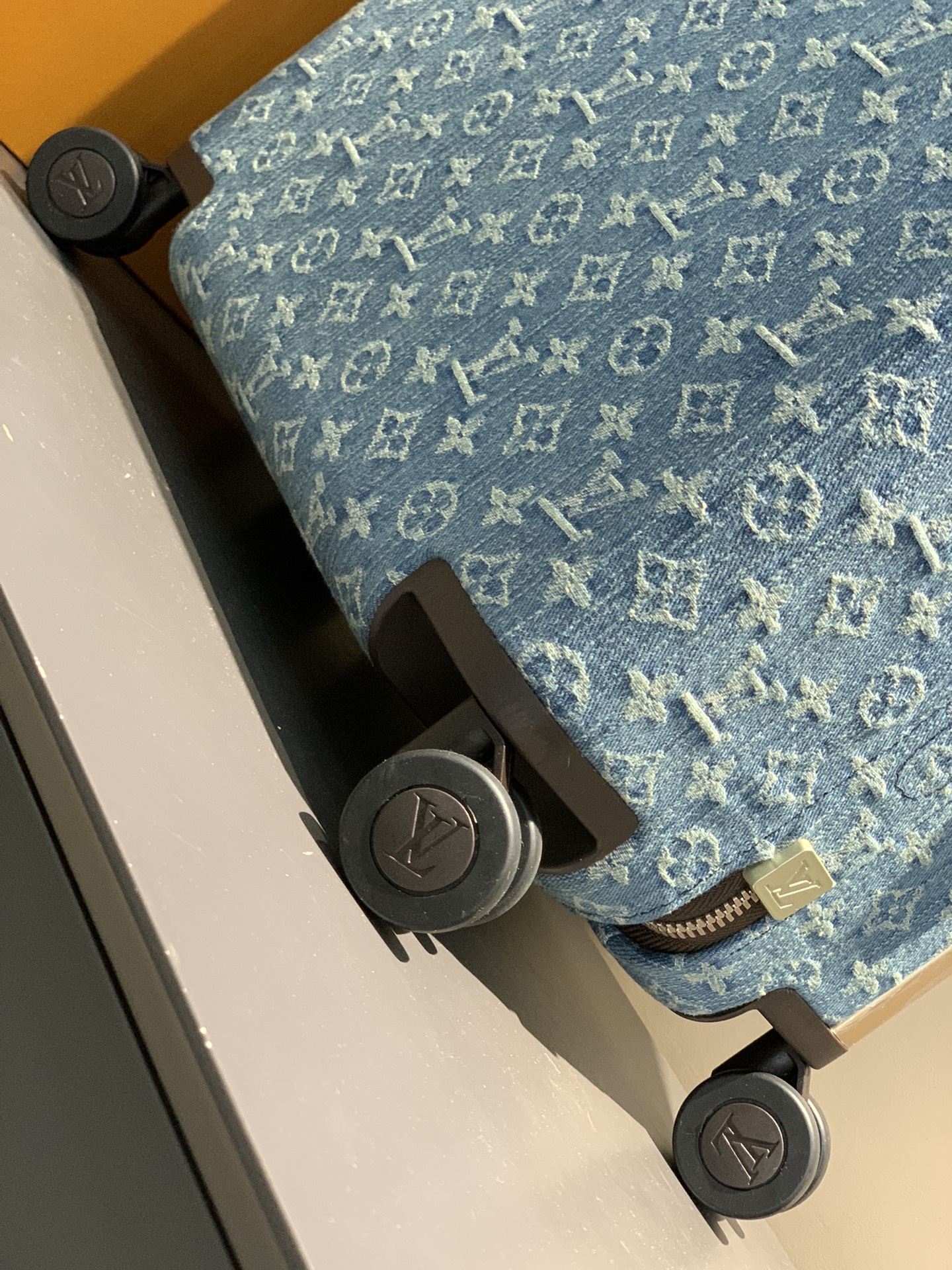 LV-four-wheeled trolley case