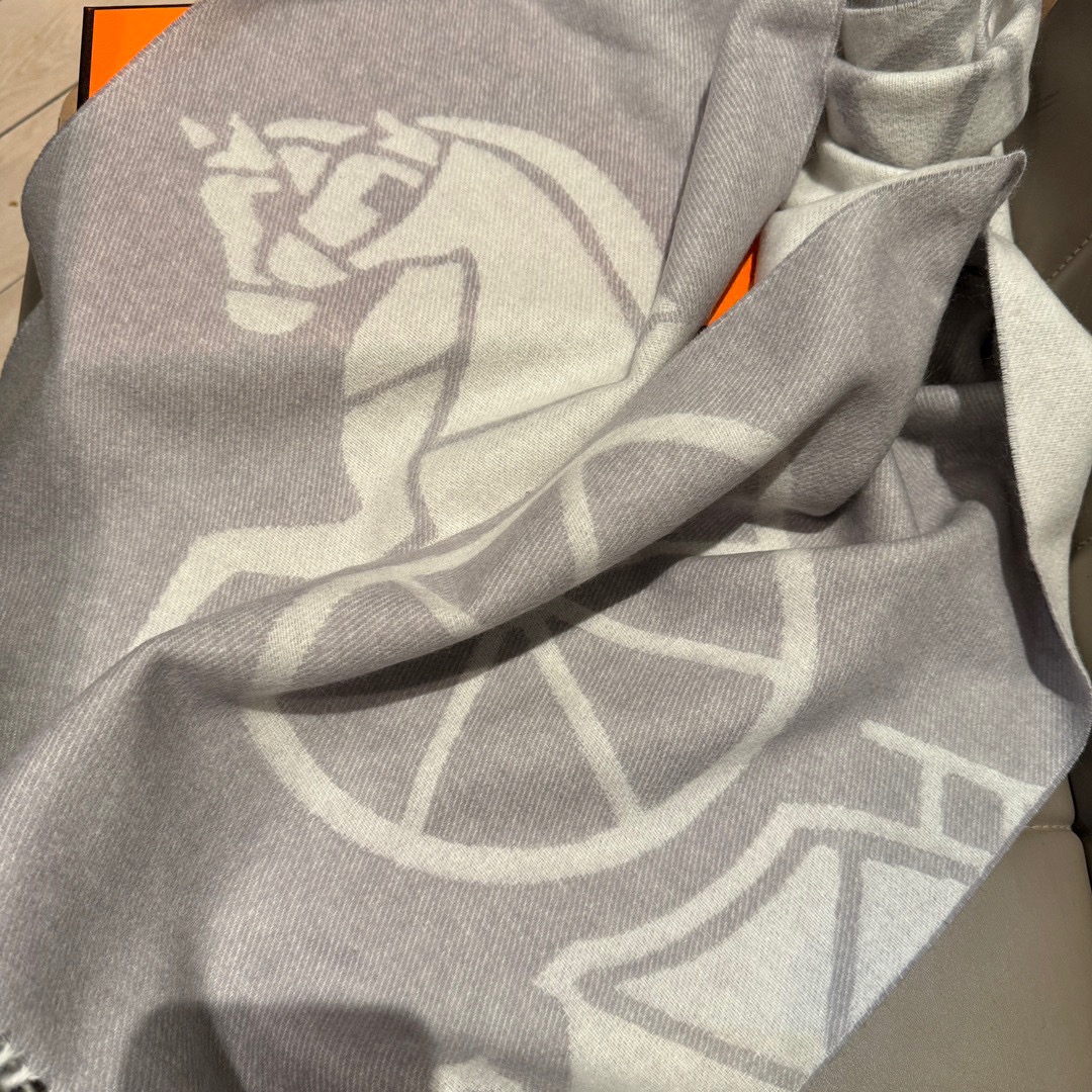 Hermes- double jacquard scarf with thick fringe