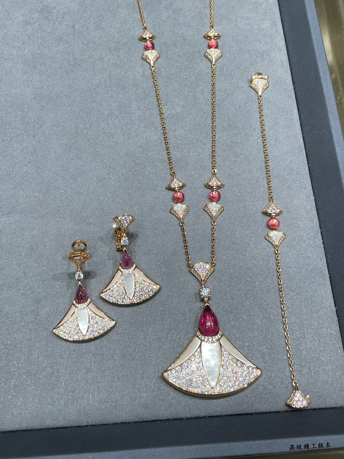 High-end Roman fan necklace