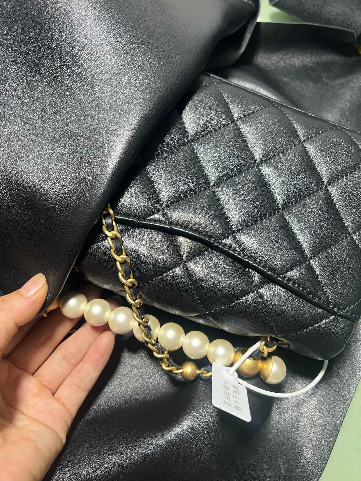 Chanel24a pearl handle flap bag
