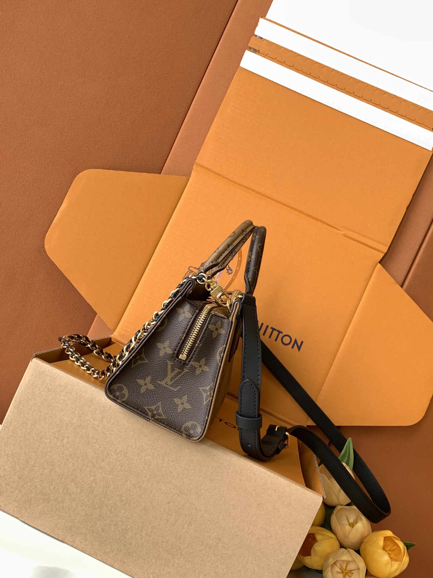 LV M14236 OnTheGo East West Chain