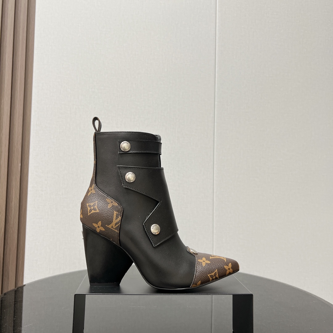 LV- pointy ankle boots with chunky heels-brown