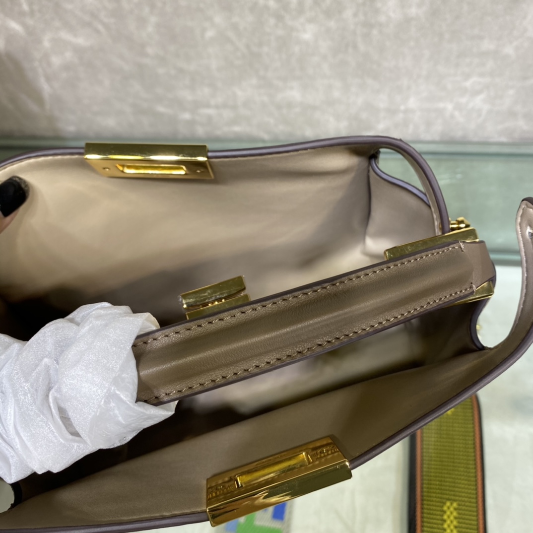 FENDI-Peekaboo Essentially-Brown