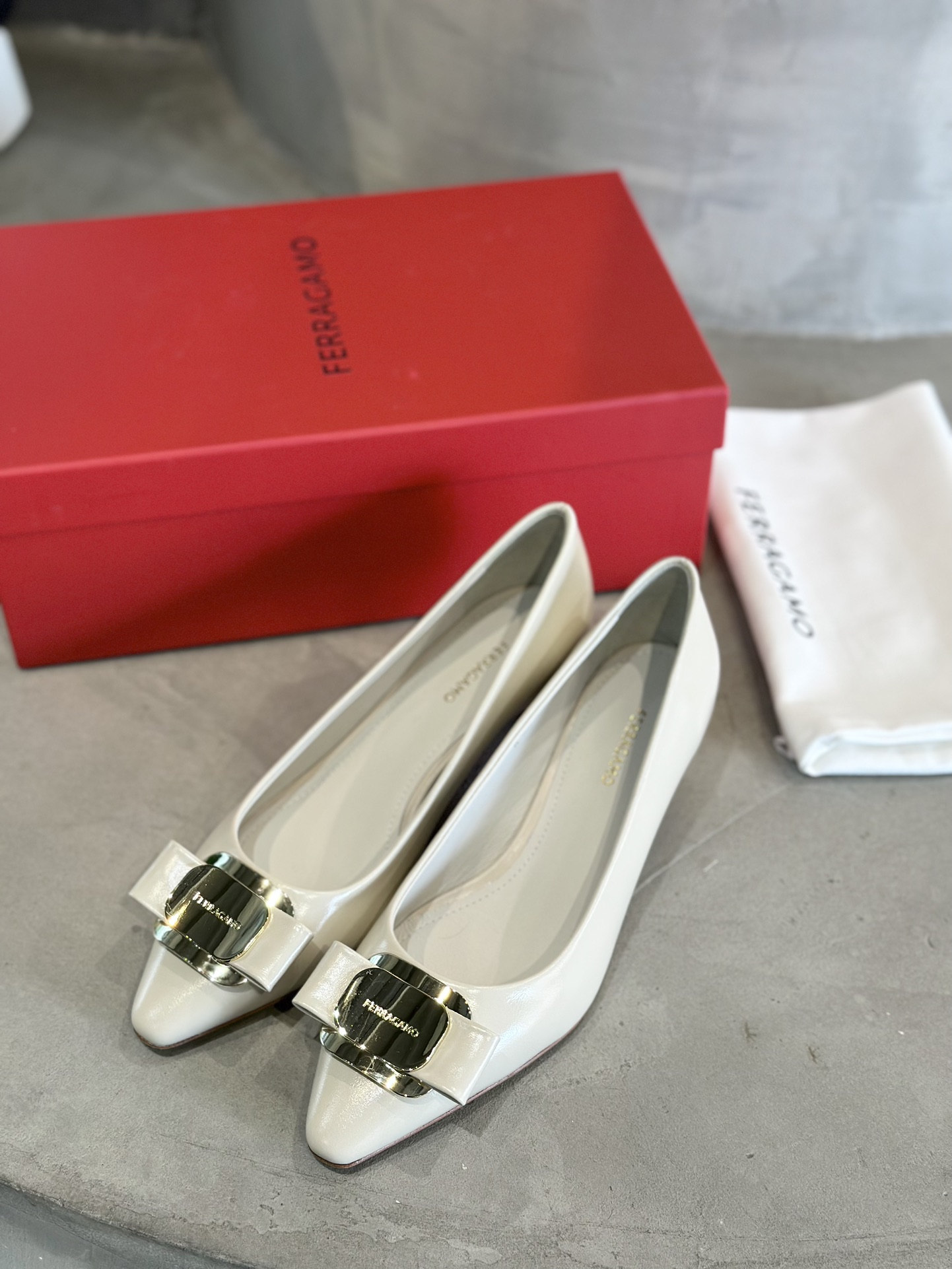 Bow Pointed-toe Low Heel Shoes