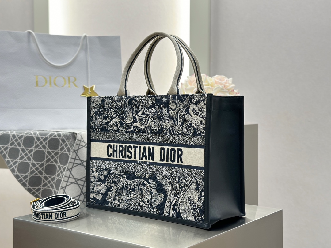 𝗗𝗶𝗼𝗿 𝗕𝗼𝗼𝗸 𝗧𝗼𝘁𝗲 New leather tote bag