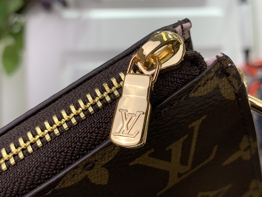 LOUIS VUITTON Lexington Pouch M83685