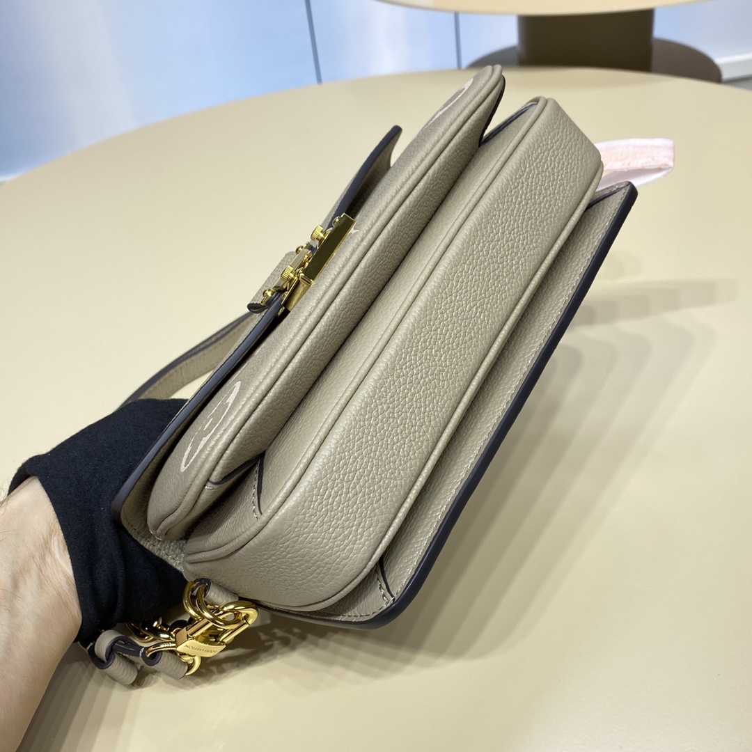 Louis Vuitton M23081 Pochette Métis East West