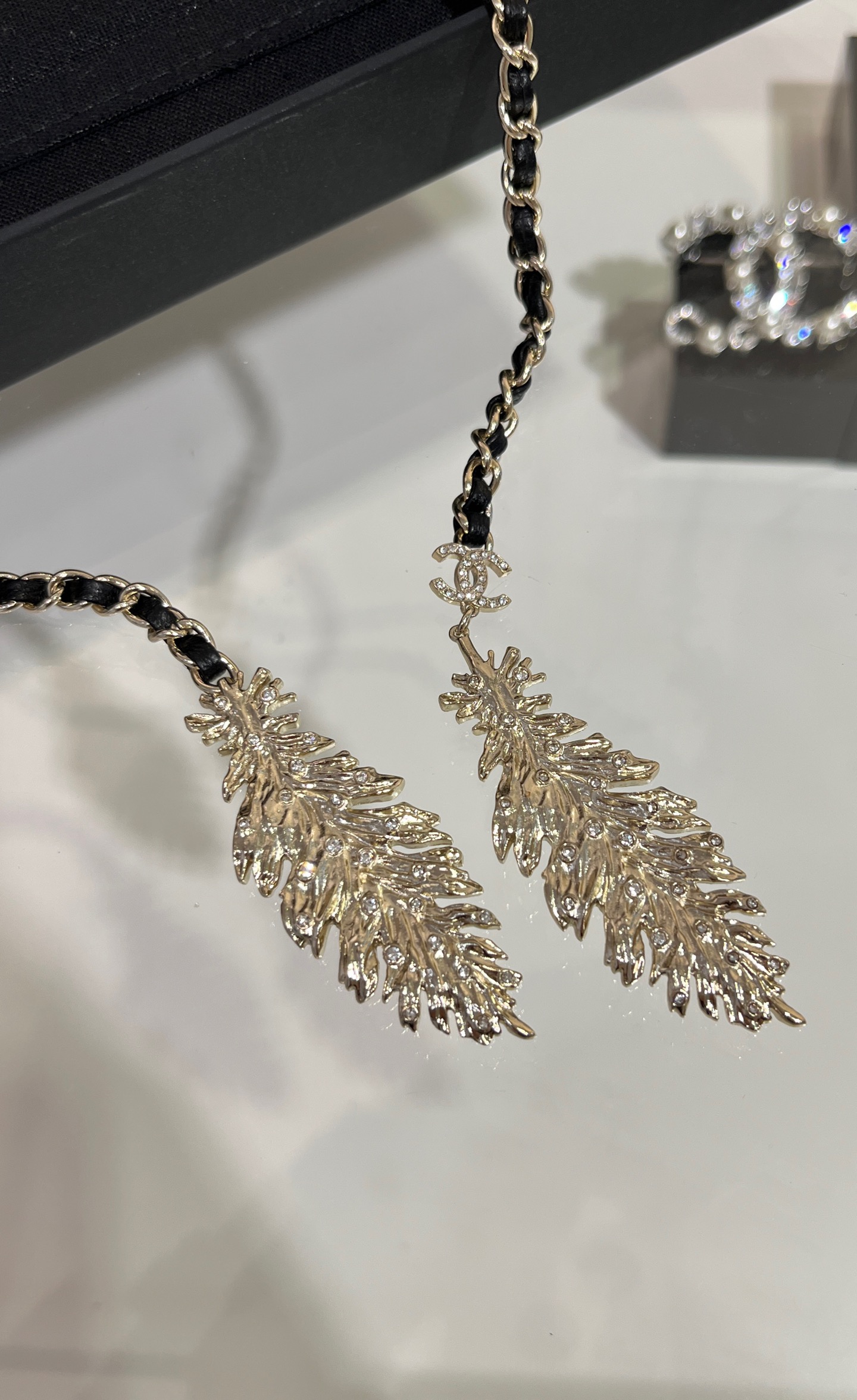 𝑪𝒉𝒂𝒏𝒆𝒍 25S New Gold-Tone Crystal Chain Tie Necklace