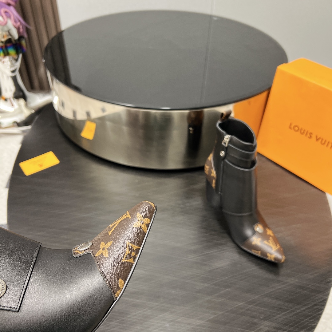 LV- pointy ankle boots with chunky heels-brown