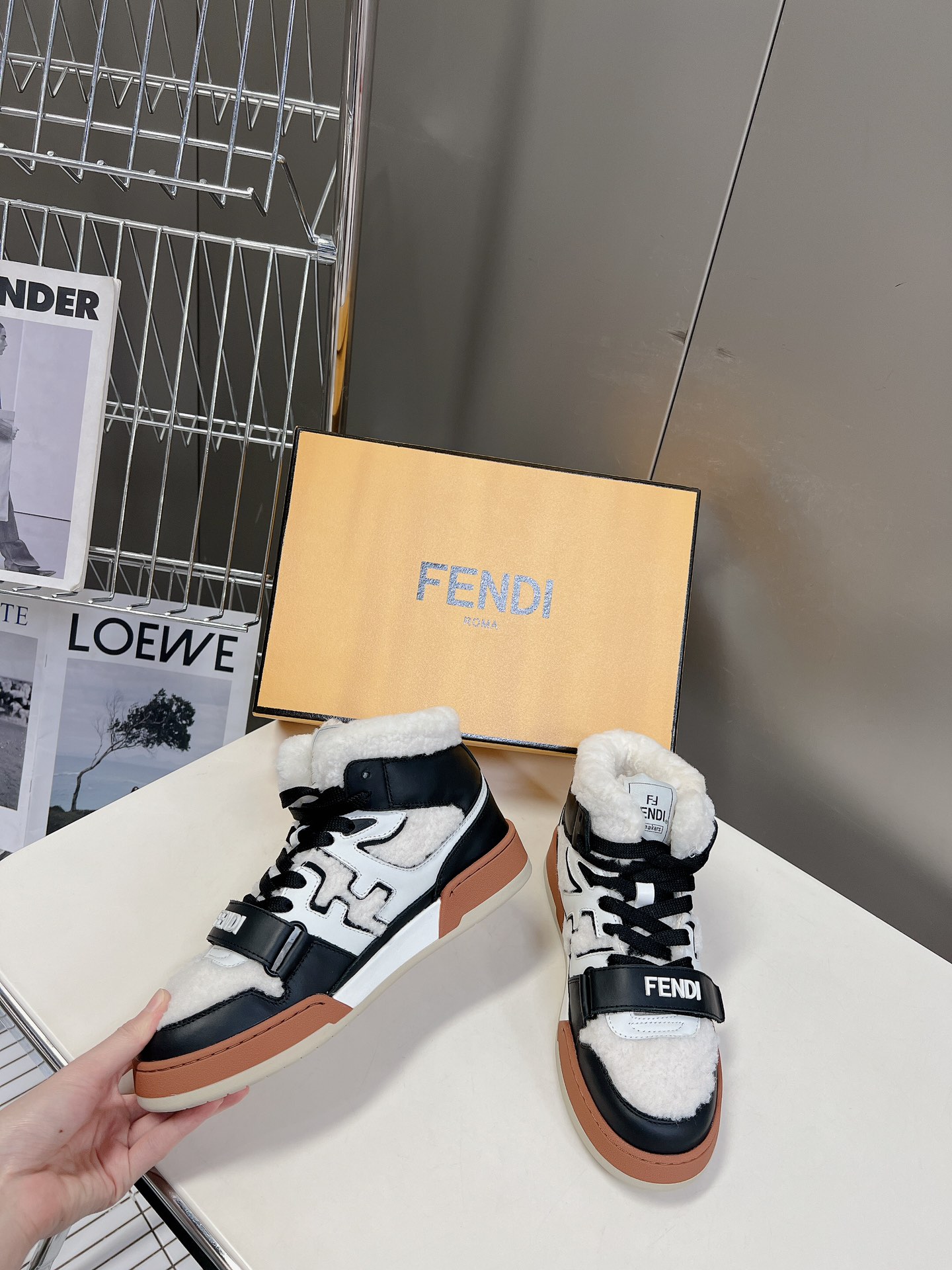 Top Version Fendi Classic Best-Seller SeriesFD Match 1:1 Replica. Designed by Kim Jones, this is Fendi’s first pair of sneakers, the Fendi Match, inspired by the design of LV’s Trainer basketball shoes. The blend of new energy and retro FF design mak