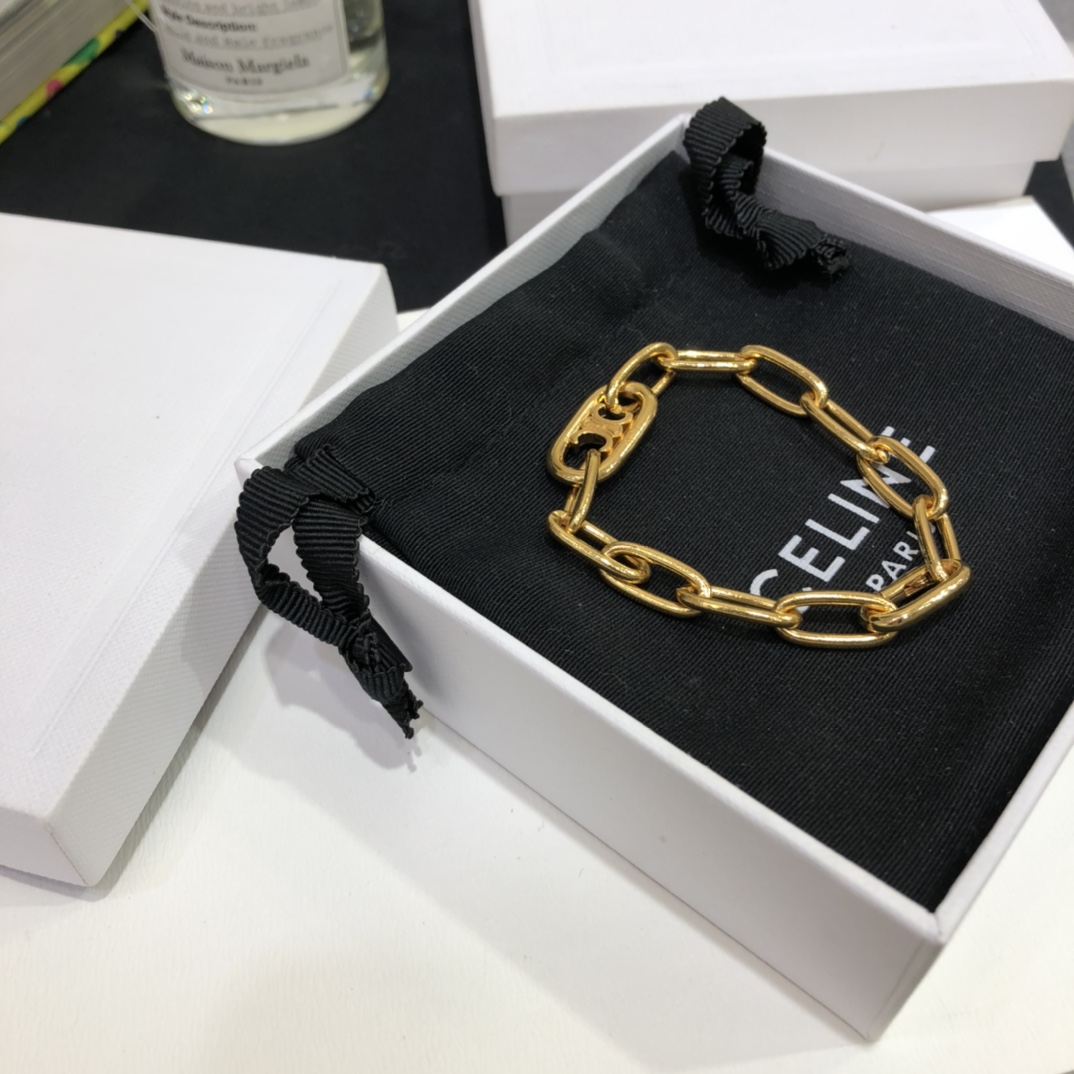 2020 show model the same Arc de Triomphe logo gold bracelet