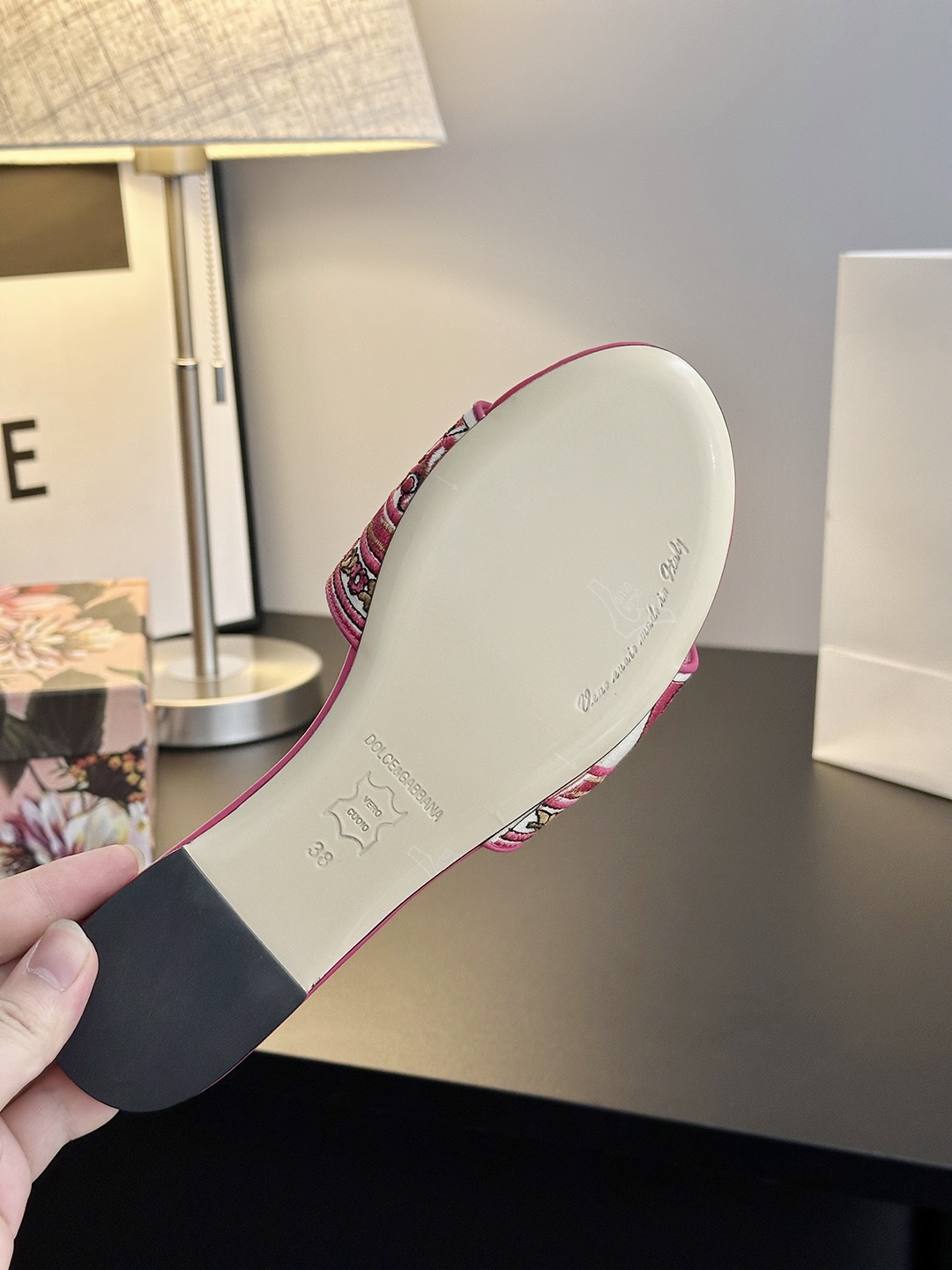 𝐃𝐎𝐋𝐂𝐄 & 𝐆𝐀𝐁𝐁𝐀𝐍𝐀 Summer Fashion Slides – LGOG Celebrity Style