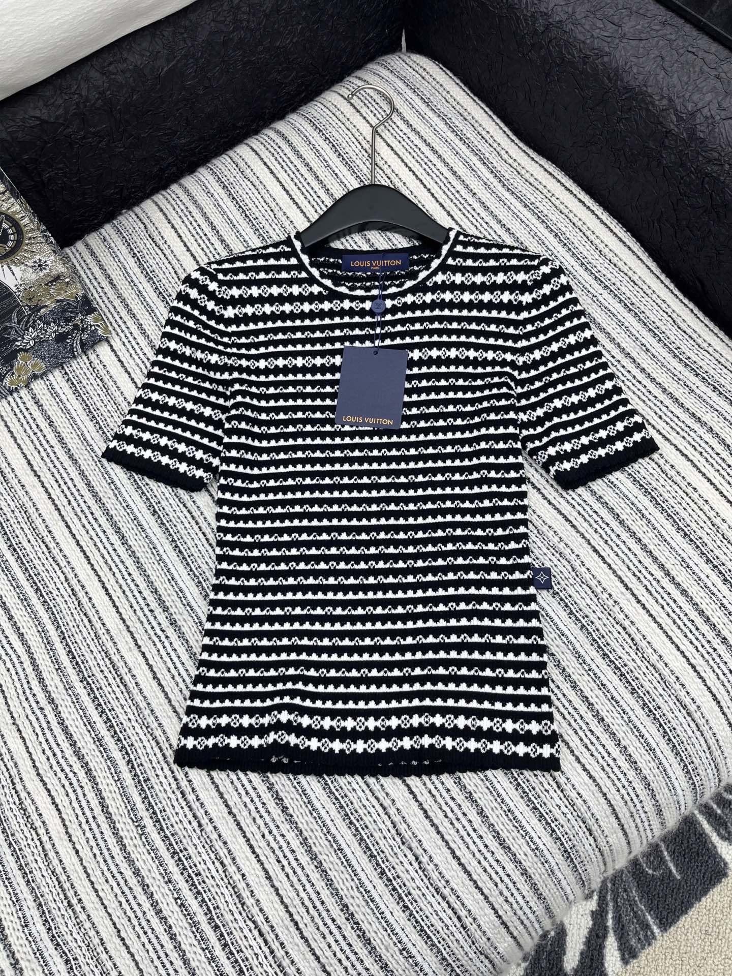 LV 1AHJ16 Scallop Stripe Knit Top
