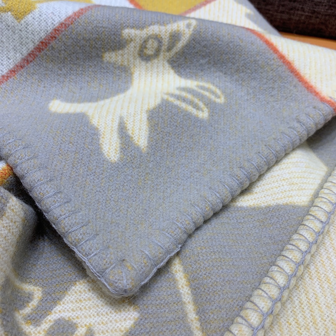 Hermès Blanket & Cushion Set