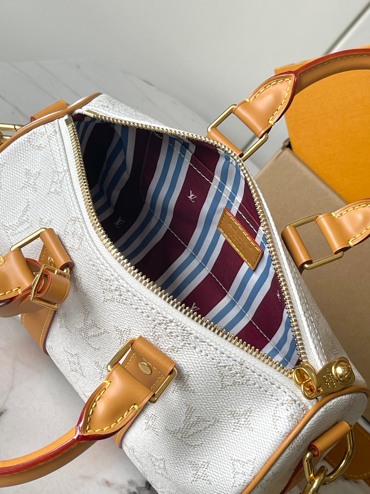 Louis Vuitton M15706 Keepall Bandoulière 25 series