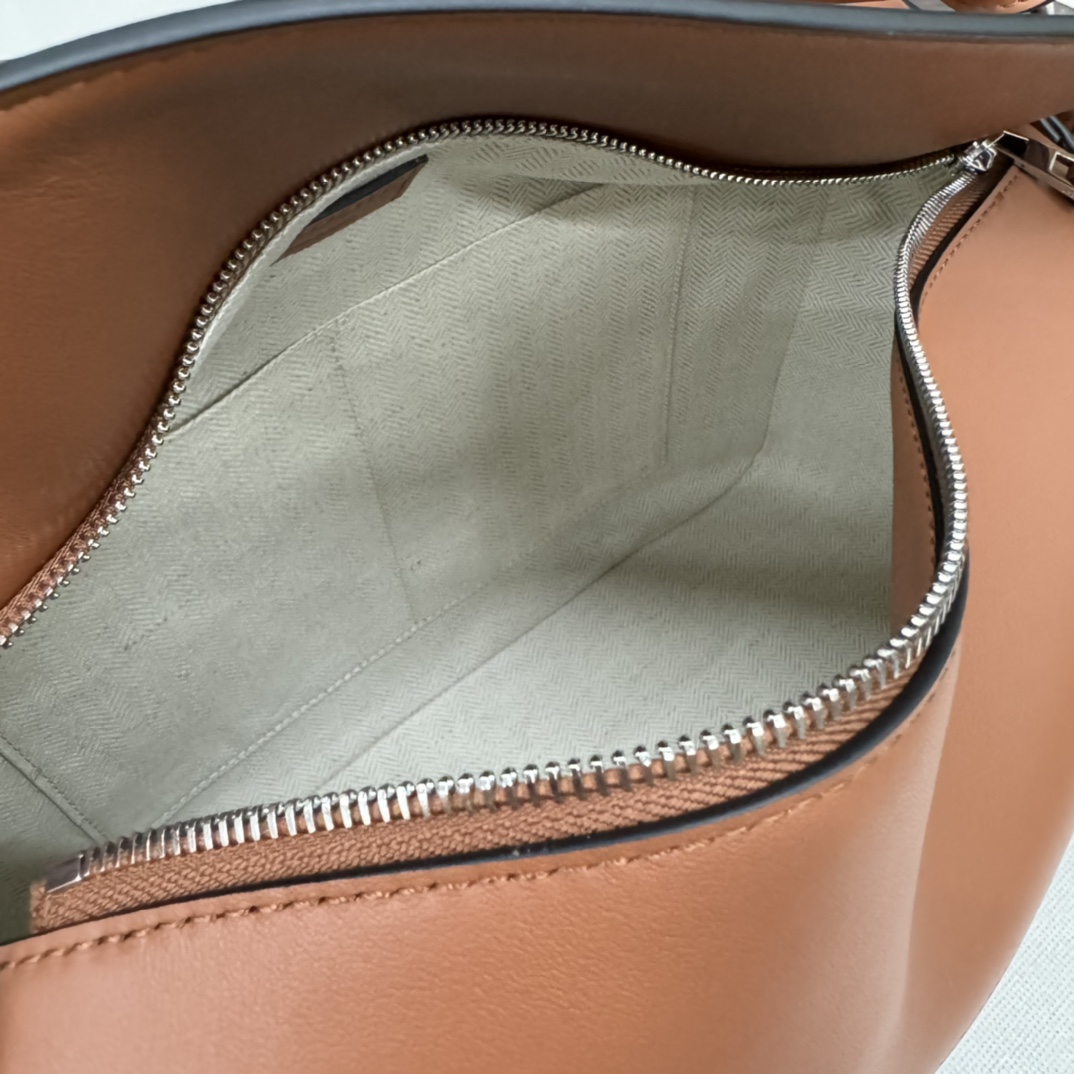 Medium Puzzle Edge bag in classic calfskin