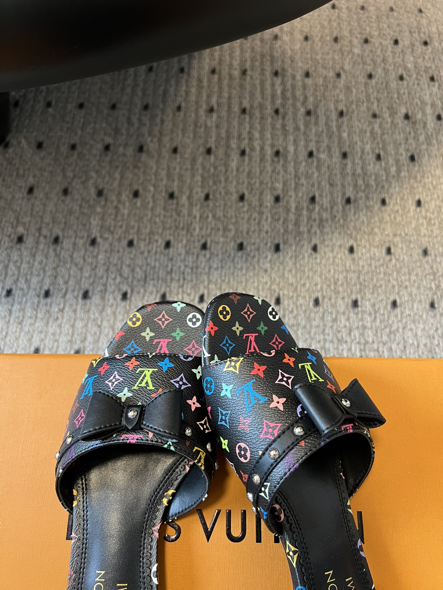 LV Spring and Summer New Flat Sandals