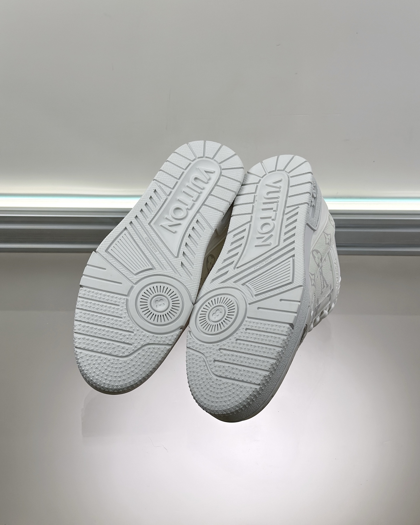 LOUIS VUITTON 1AHDN2 LV Trainer Sneaker