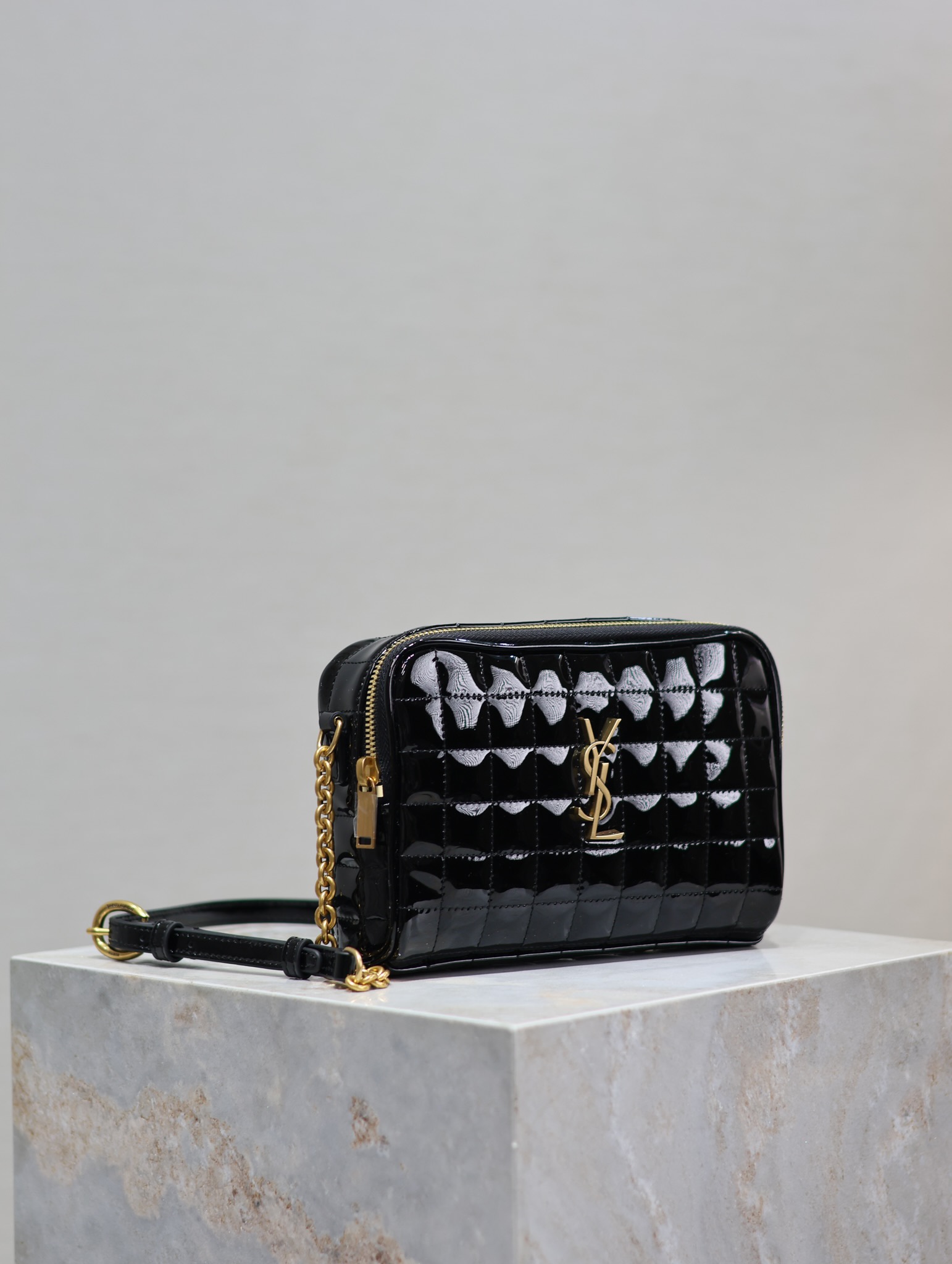 LE CASSANDRE MATELASSÉ CARRÉ Lambskin Camera Bag