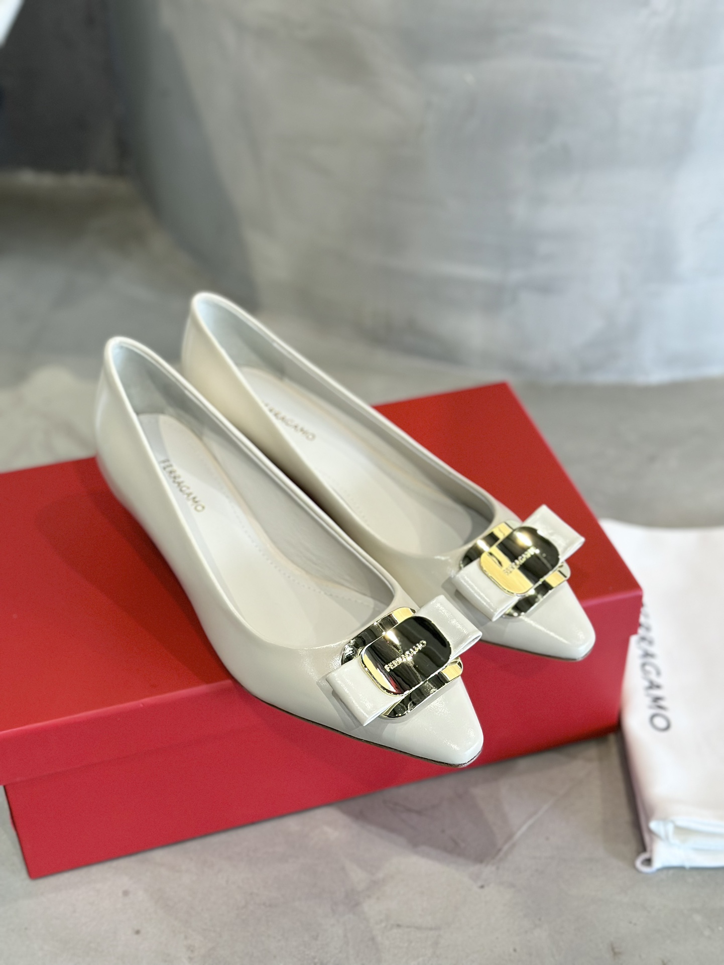 Bow Pointed-toe Low Heel Shoes