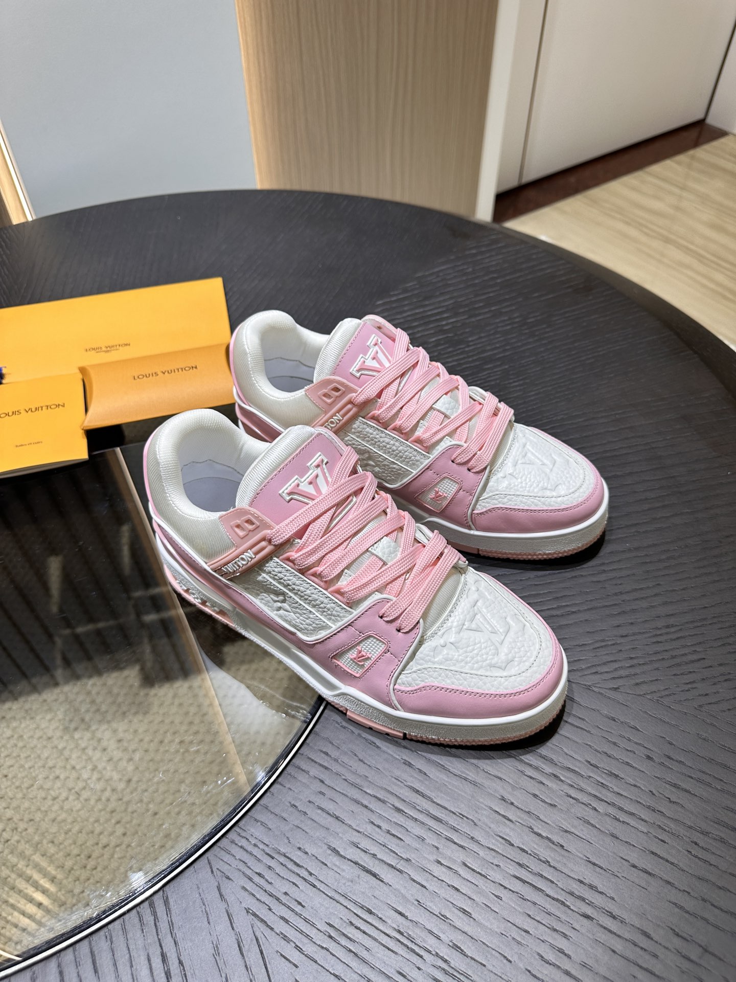 LV Trainer-pink