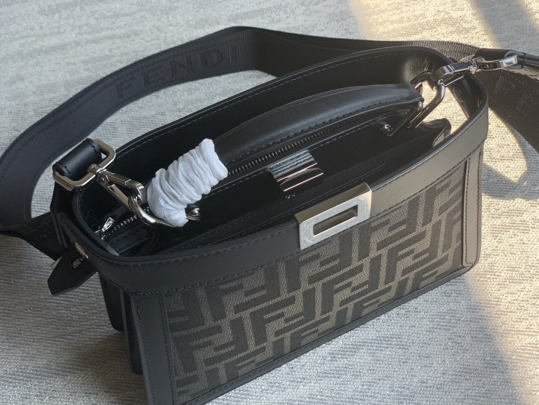 Peekaboo ISeeU XCross Handbag