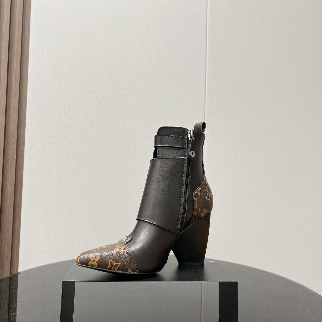 LV- pointy ankle boots with chunky heels-brown