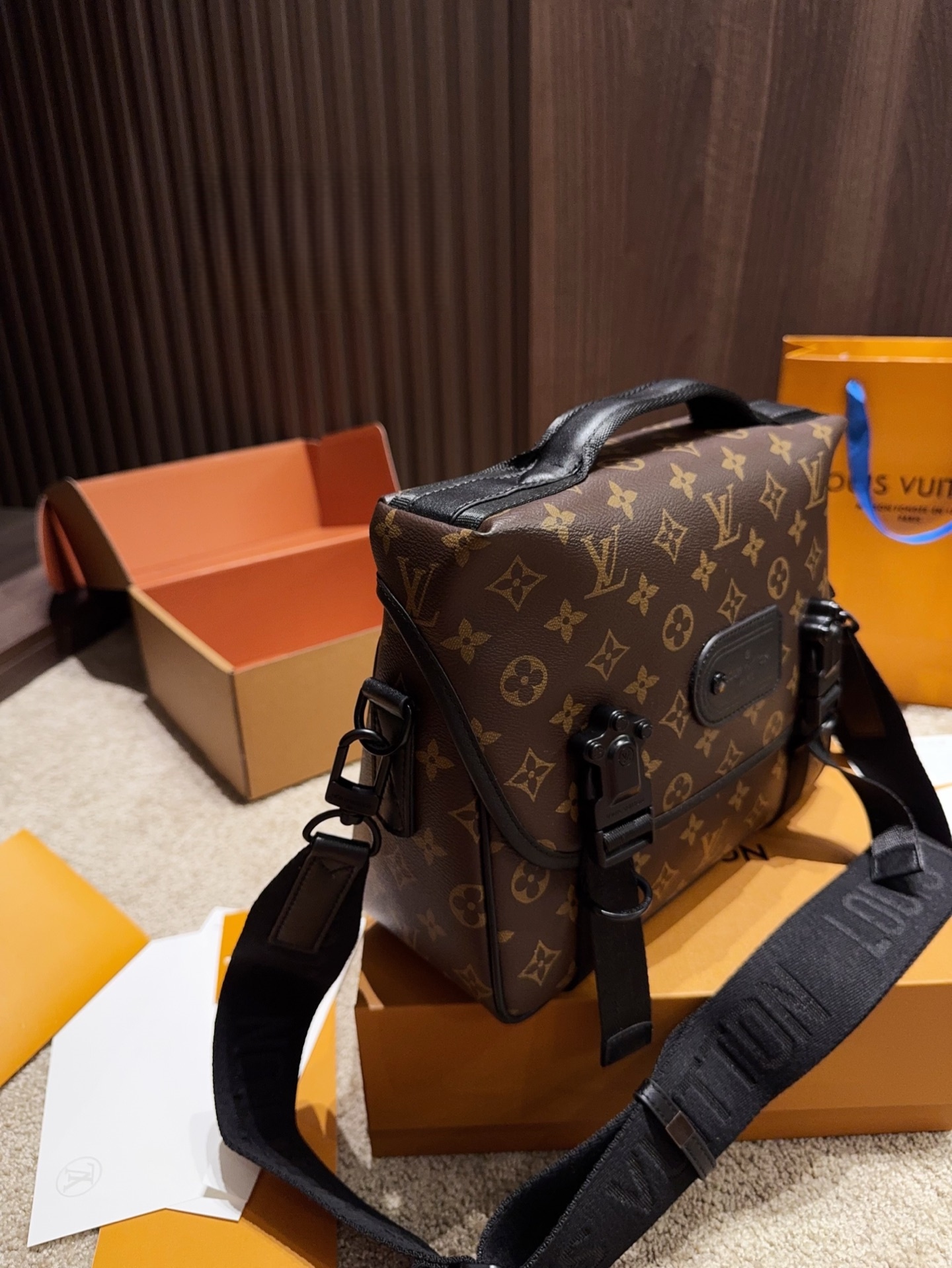 M46972 LV Trail Messenger