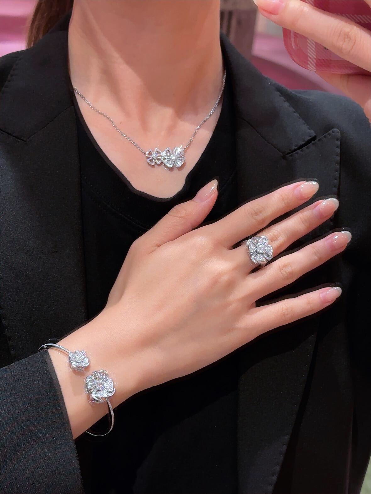 Necklace with diamond petals