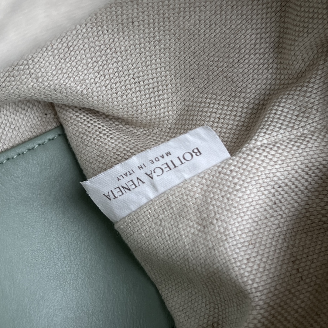 Bottega Veneta New Classic Loop Bag