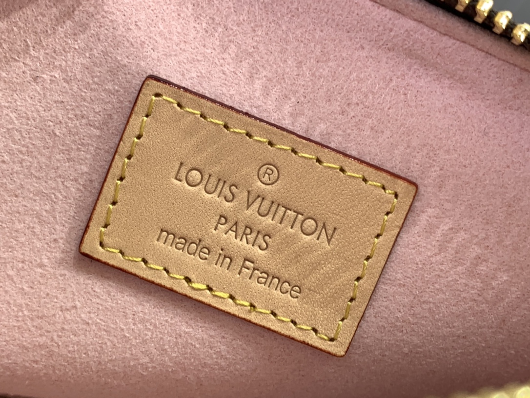 LOUIS VUITTON Lexington Pouch M83685