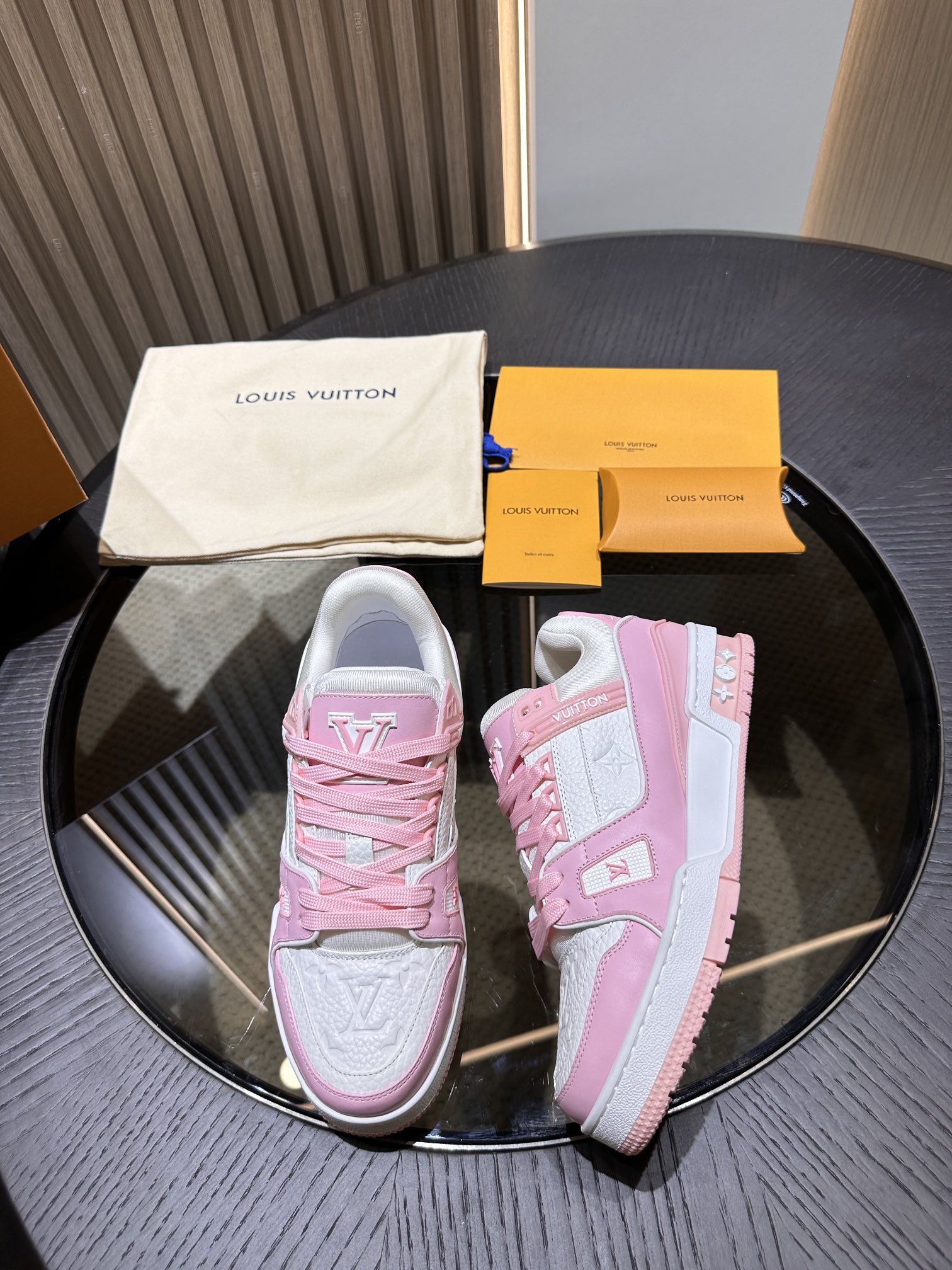 LV Trainer-pink