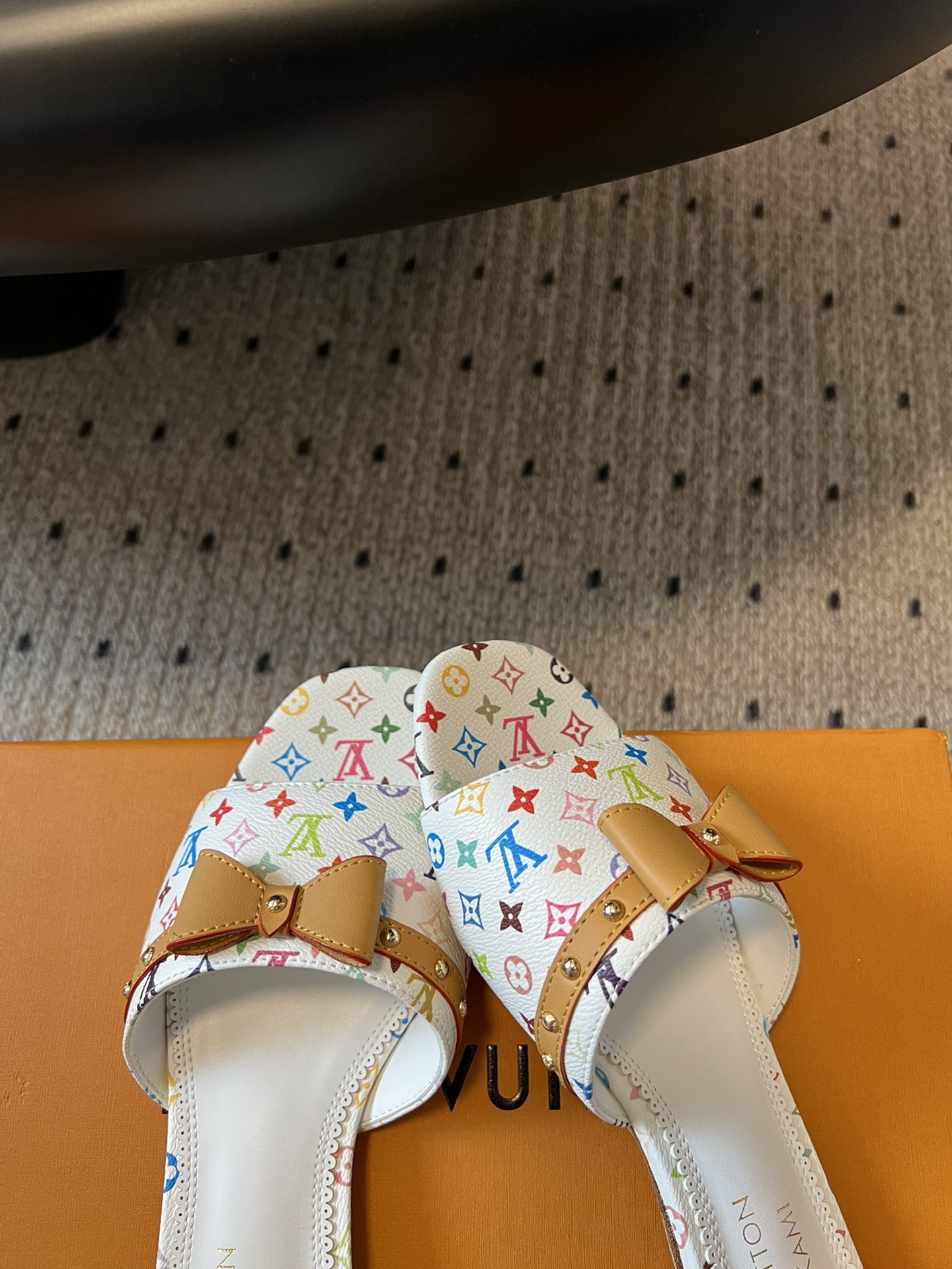 LV Spring and Summer New Flat Sandals