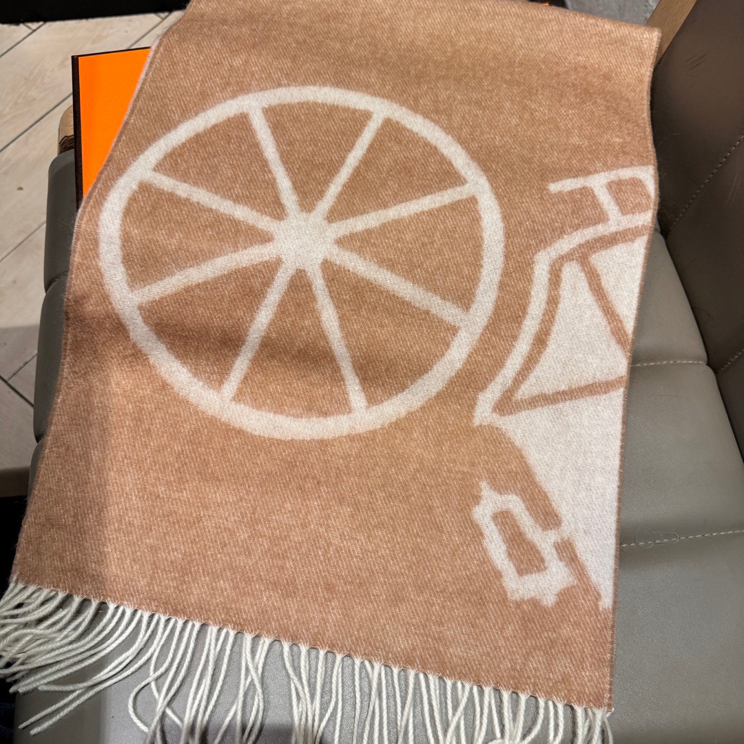 Hermes- double jacquard scarf with thick fringe