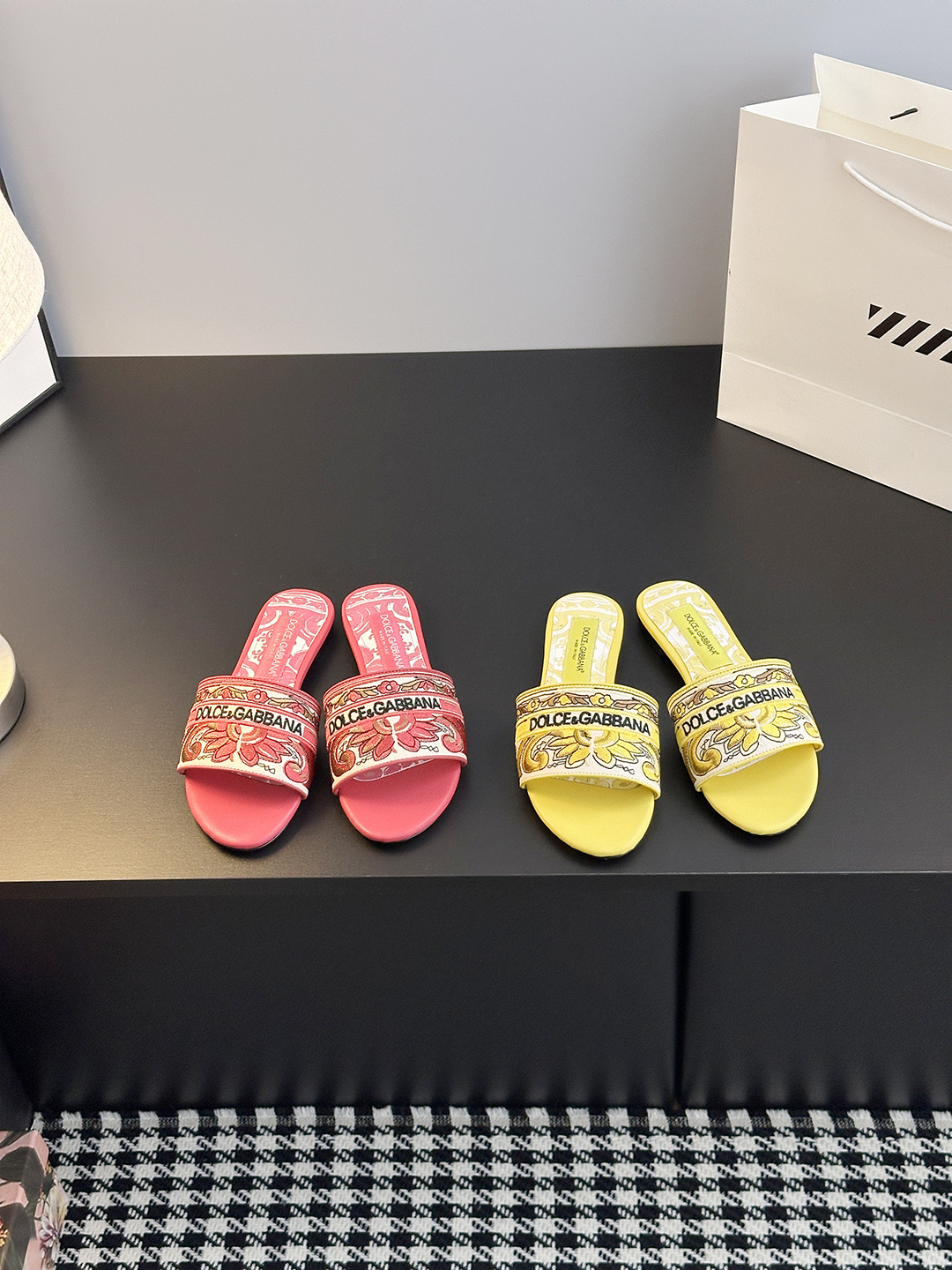 𝐃𝐎𝐋𝐂𝐄 & 𝐆𝐀𝐁𝐁𝐀𝐍𝐀 Summer Fashion Slides – LGOG Celebrity Style