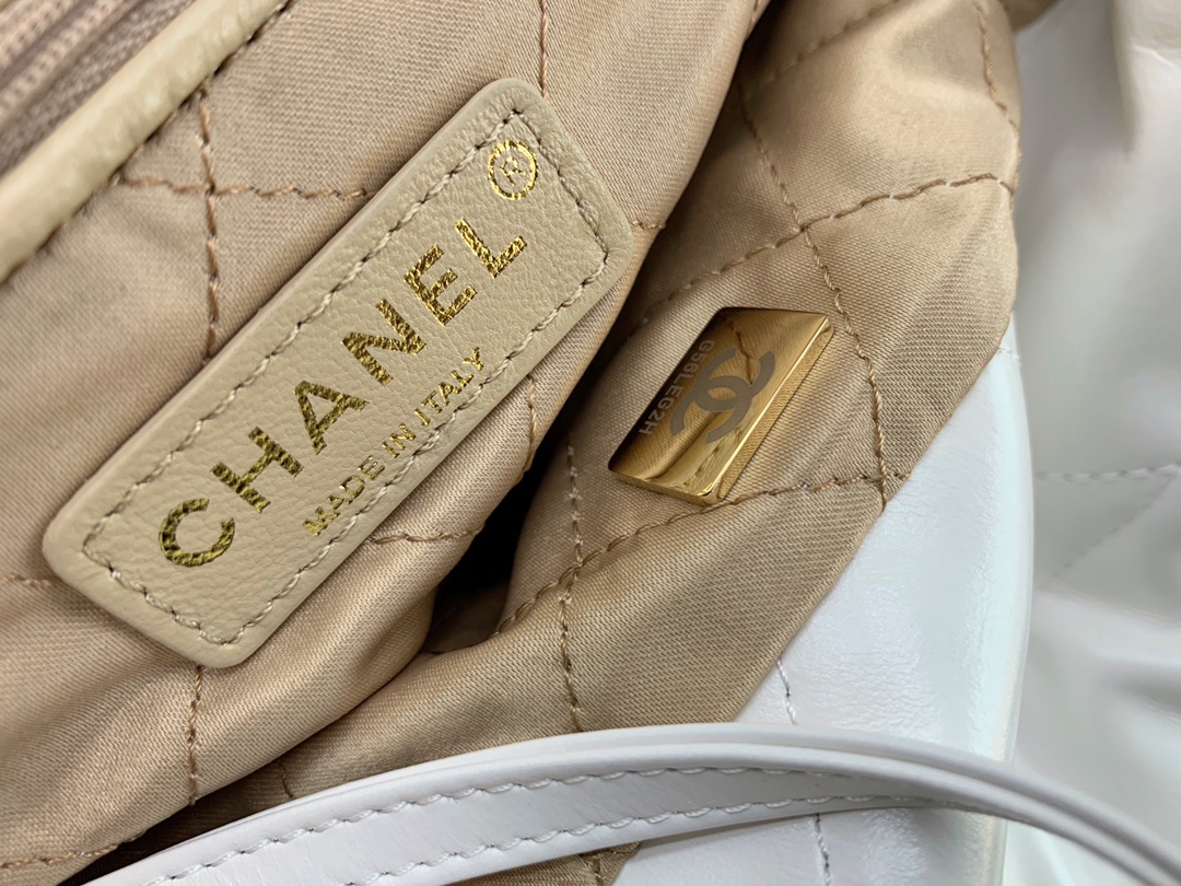 Chanel-22Bag-White-39cm